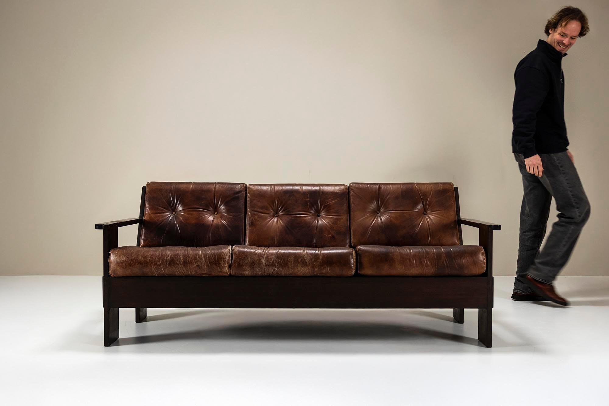 Dreisitzer-Sofa von Giuseppe Rivadossi aus Slavonianischer Eiche und Leder, Italien 1960 (Brutalismus) im Angebot