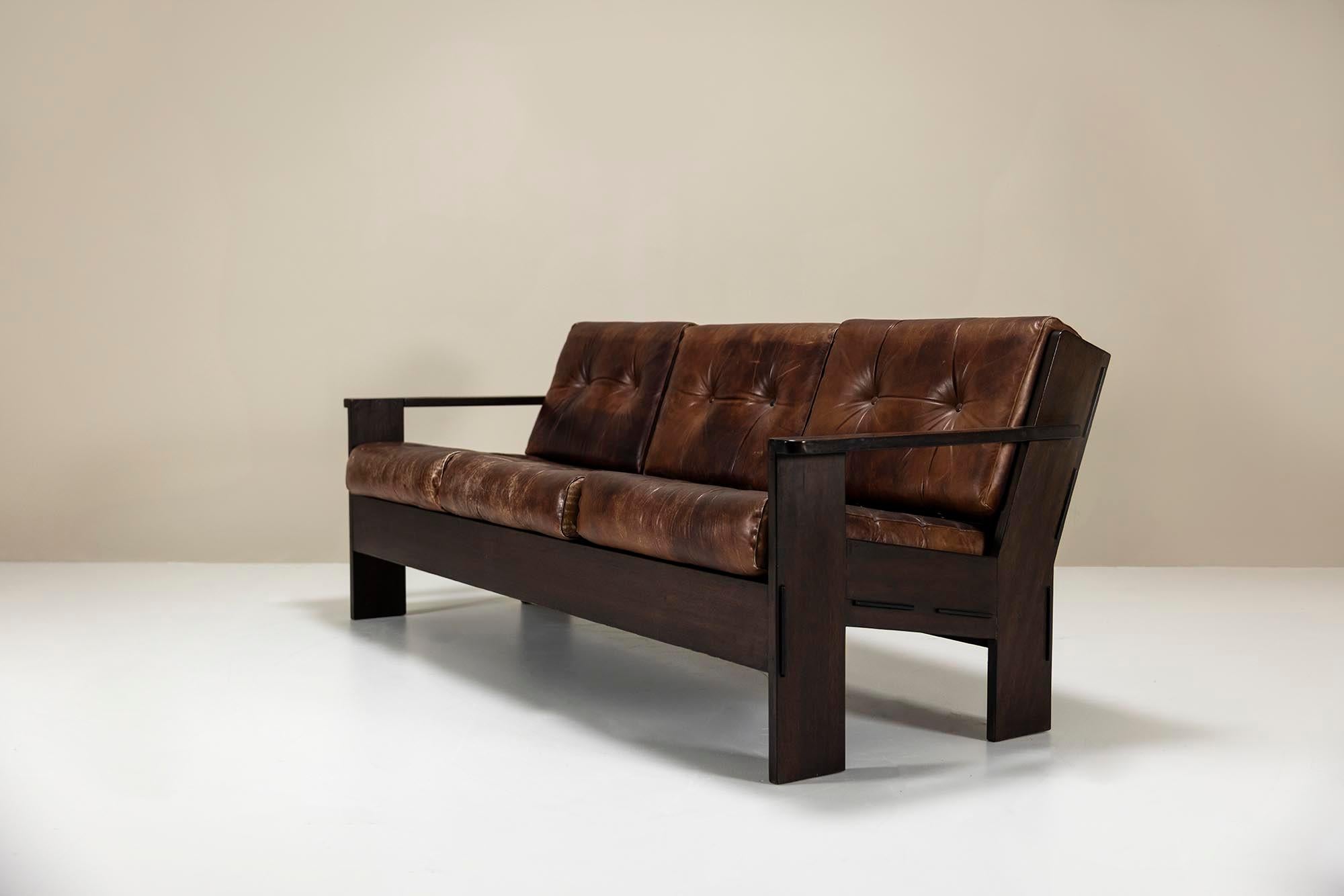 Dreisitzer-Sofa von Giuseppe Rivadossi aus Slavonianischer Eiche und Leder, Italien 1960 (Italienisch) im Angebot
