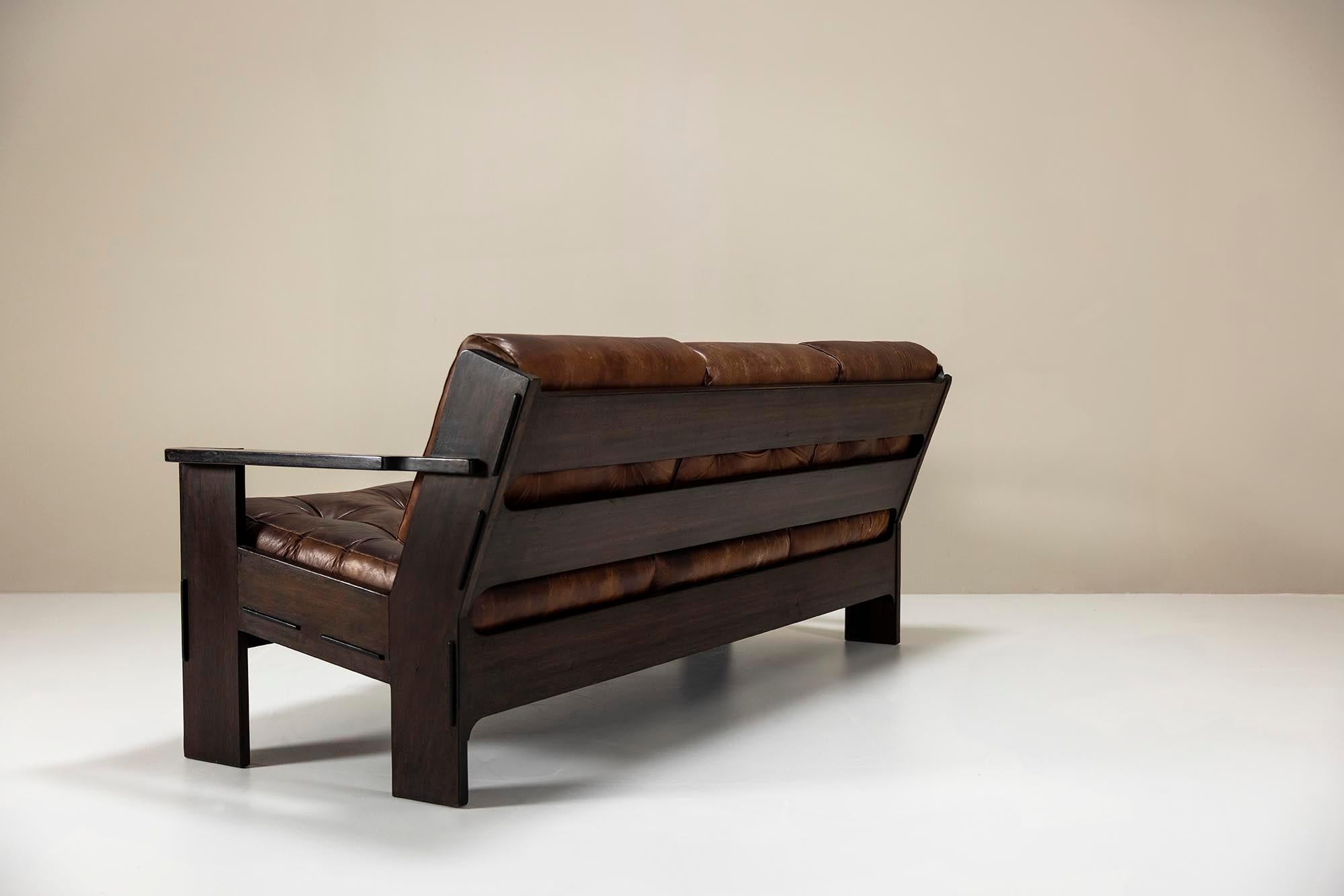 Dreisitzer-Sofa von Giuseppe Rivadossi aus Slavonianischer Eiche und Leder, Italien 1960 im Zustand „Relativ gut“ im Angebot in Hellouw, NL