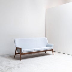 Sofá de tres plazas de Kenmochi Isamu