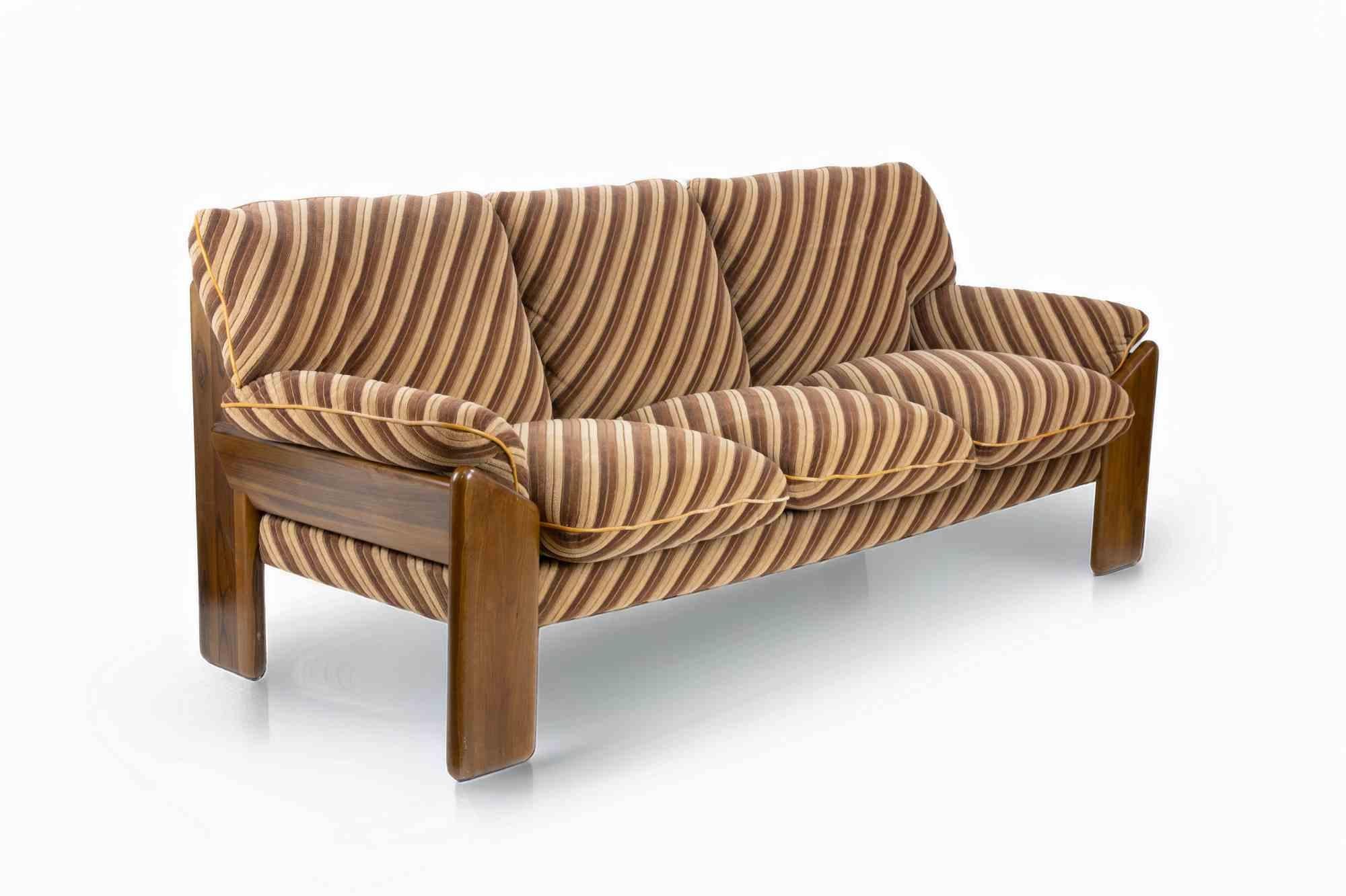 Three-seater Sofa realized by Mario Marenco for Mobilgirgi, Cantù. 1970s.

Wood and padded fabric.

Production mark on the frame and seat.

Excellent condition.

