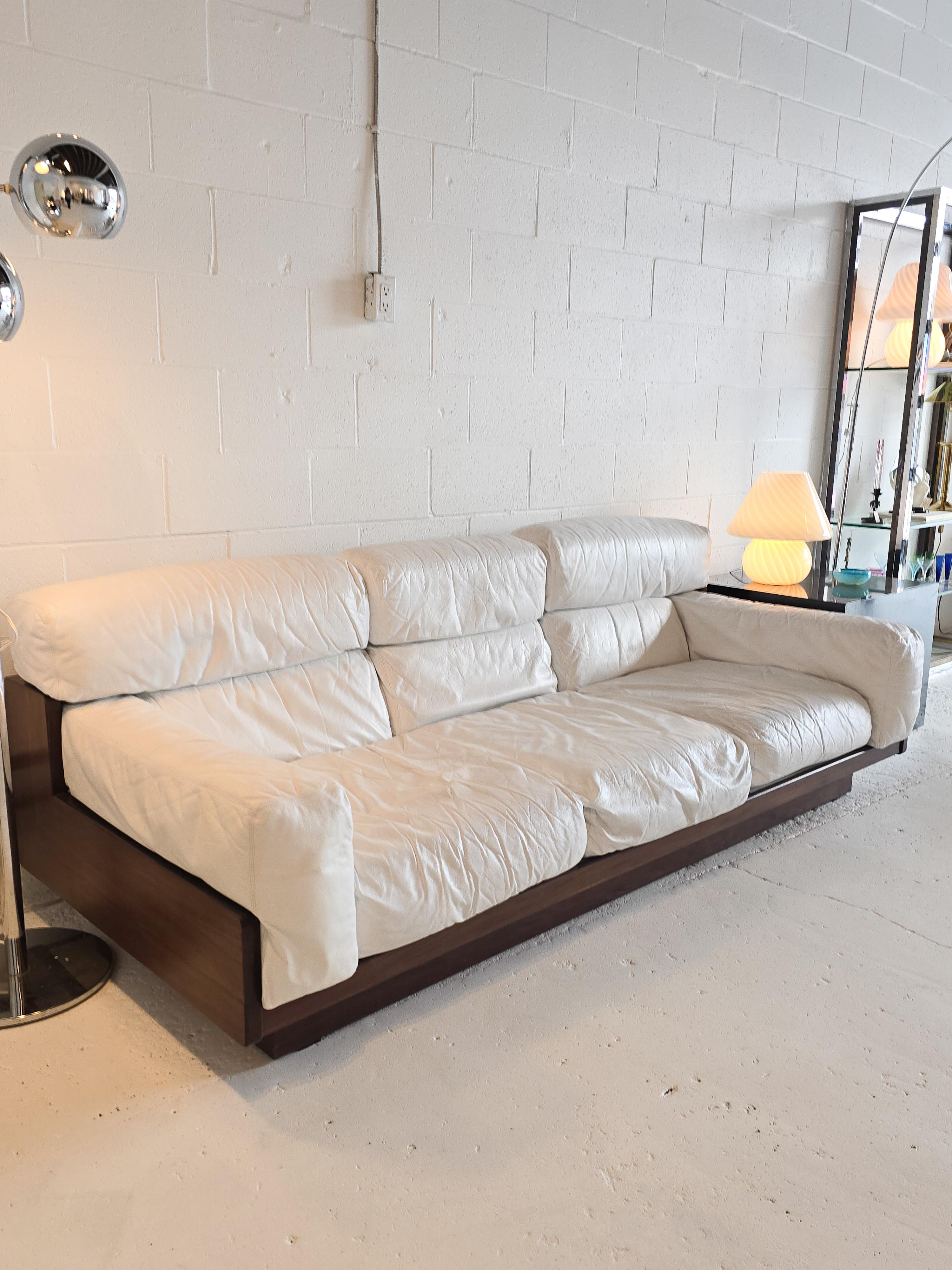 Mid-Century Modern Canapé à trois places de UU-Vee Kaluste Oy. Il a été fabriqué en Finlande en vente