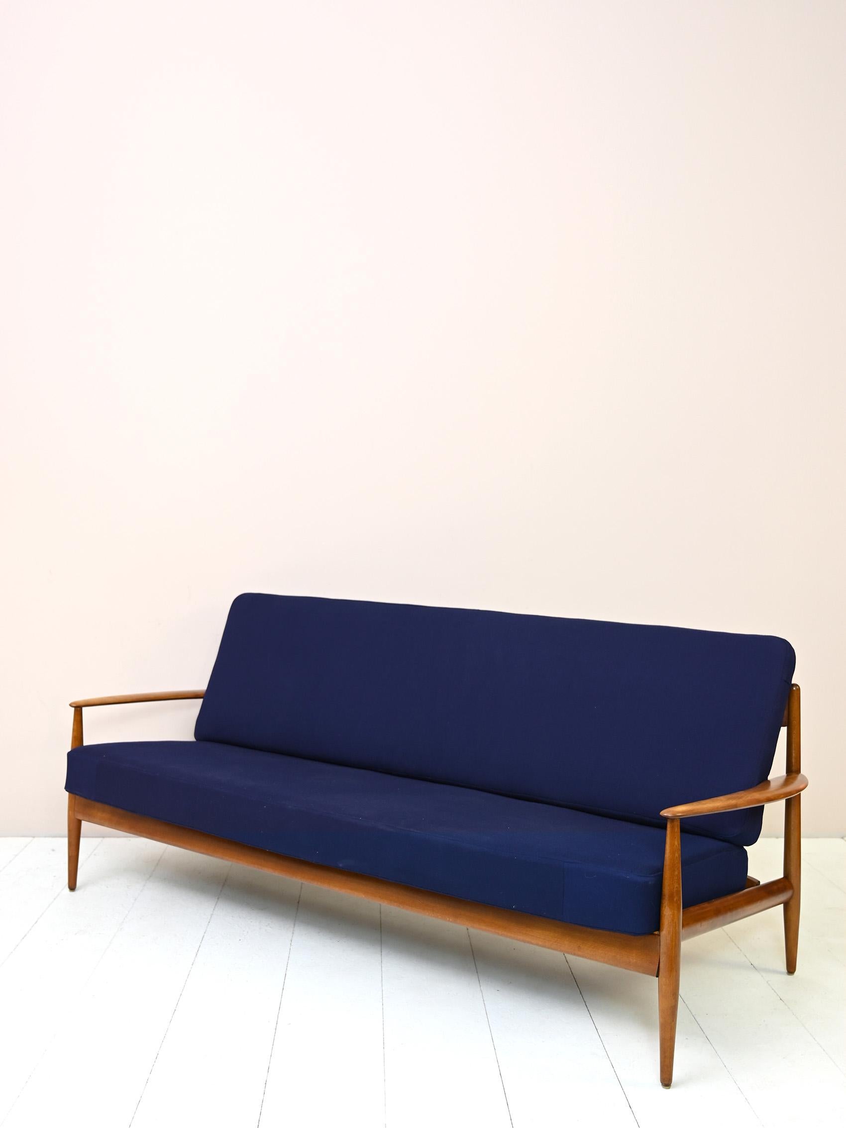 Three-seater sofa designed by Grete Jalk for France & Søn In Good Condition In Brescia, IT