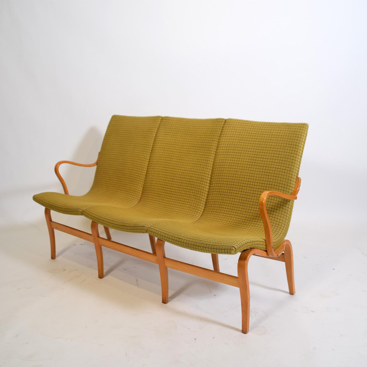 Bruno Mathsson (1907-1988) ist einer der bedeutendsten Möbeldesigner Schwedens. Durch seinen Vater, der als Tischlermeister arbeitete, lernte Mathsson schon früh das Möbeltischlerhandwerk kennen, was ihm später in seinem Beruf als Designer zugute
