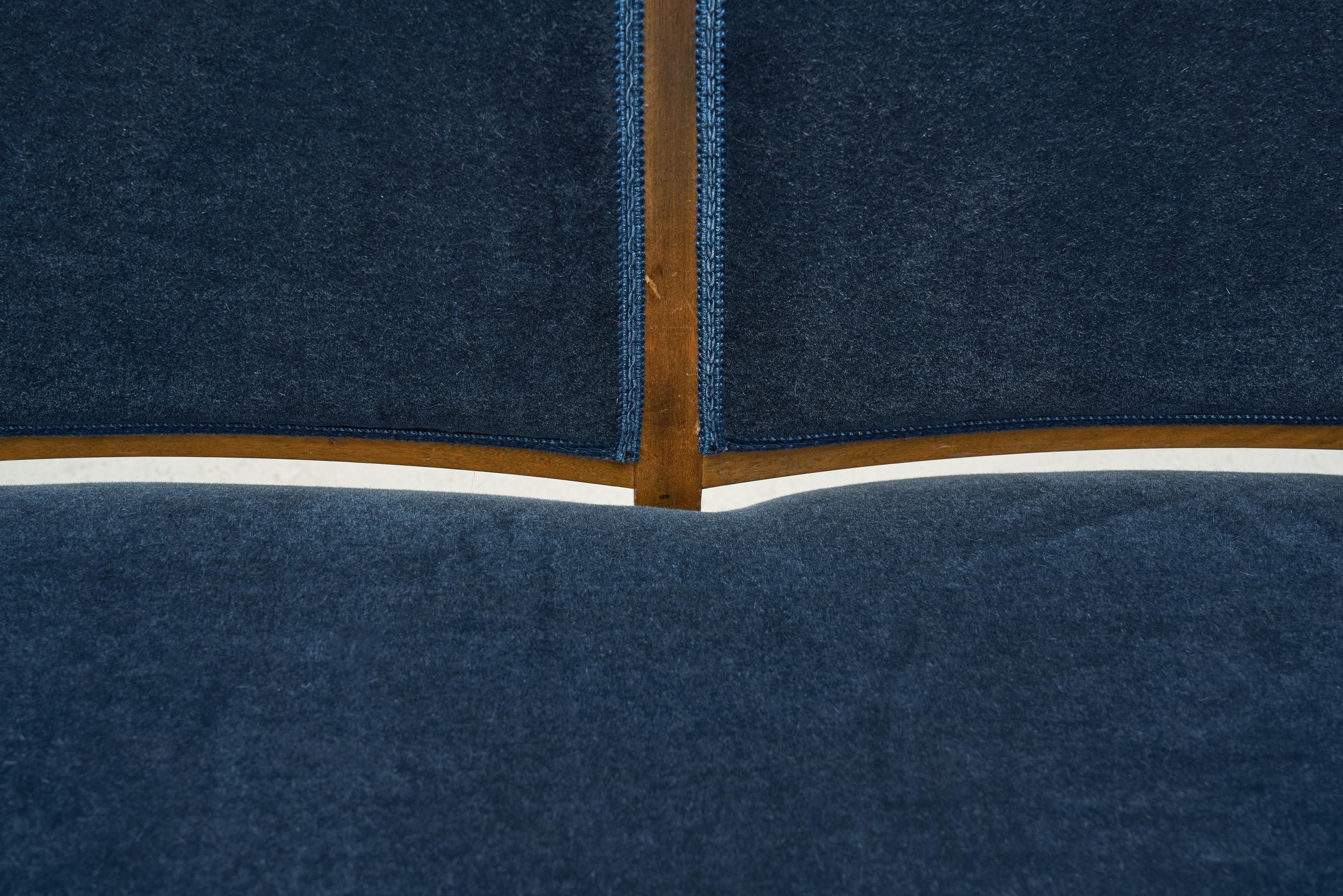 Canapé trois places en tissu mohair bleu par Jørgen Christensen, Danemark années 1930 en vente 5