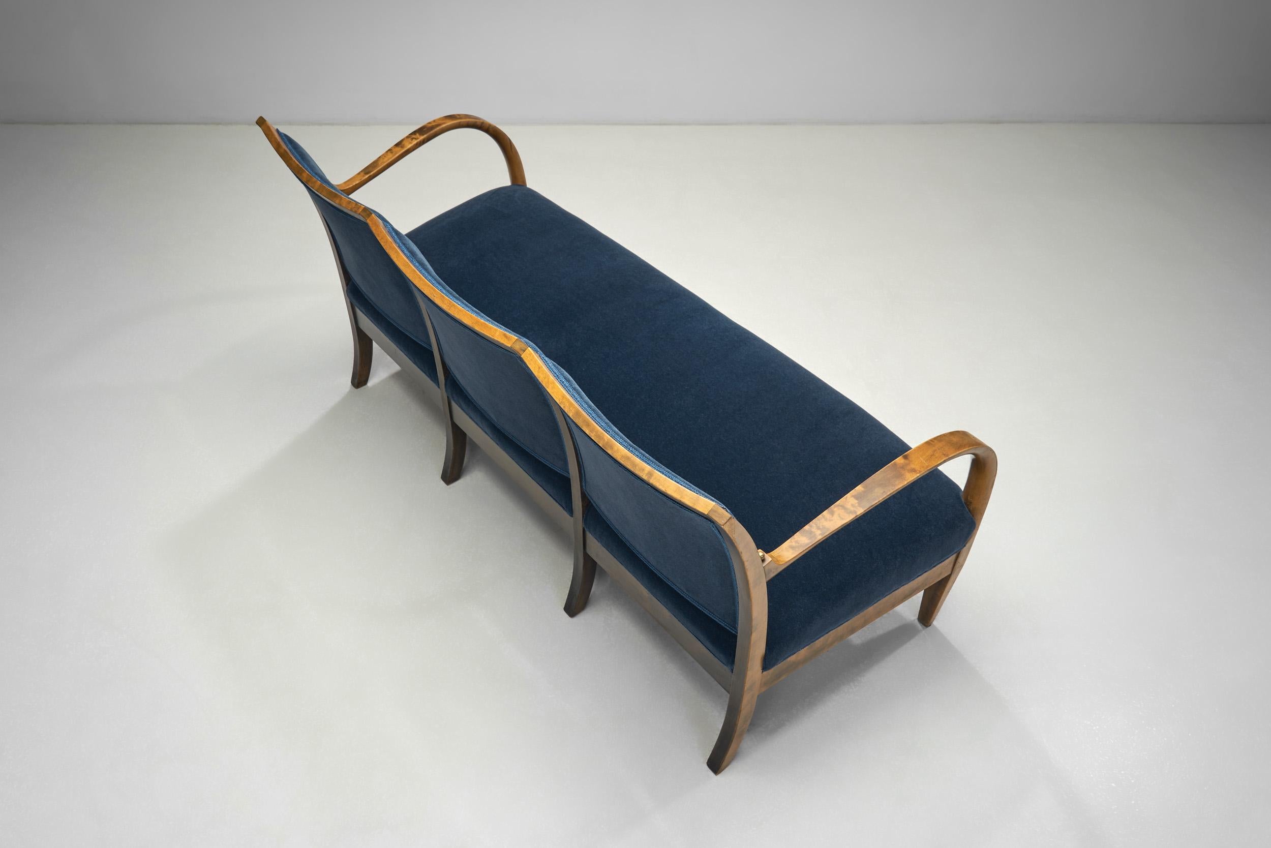 Milieu du XXe siècle Canapé trois places en tissu mohair bleu par Jørgen Christensen, Danemark années 1930 en vente