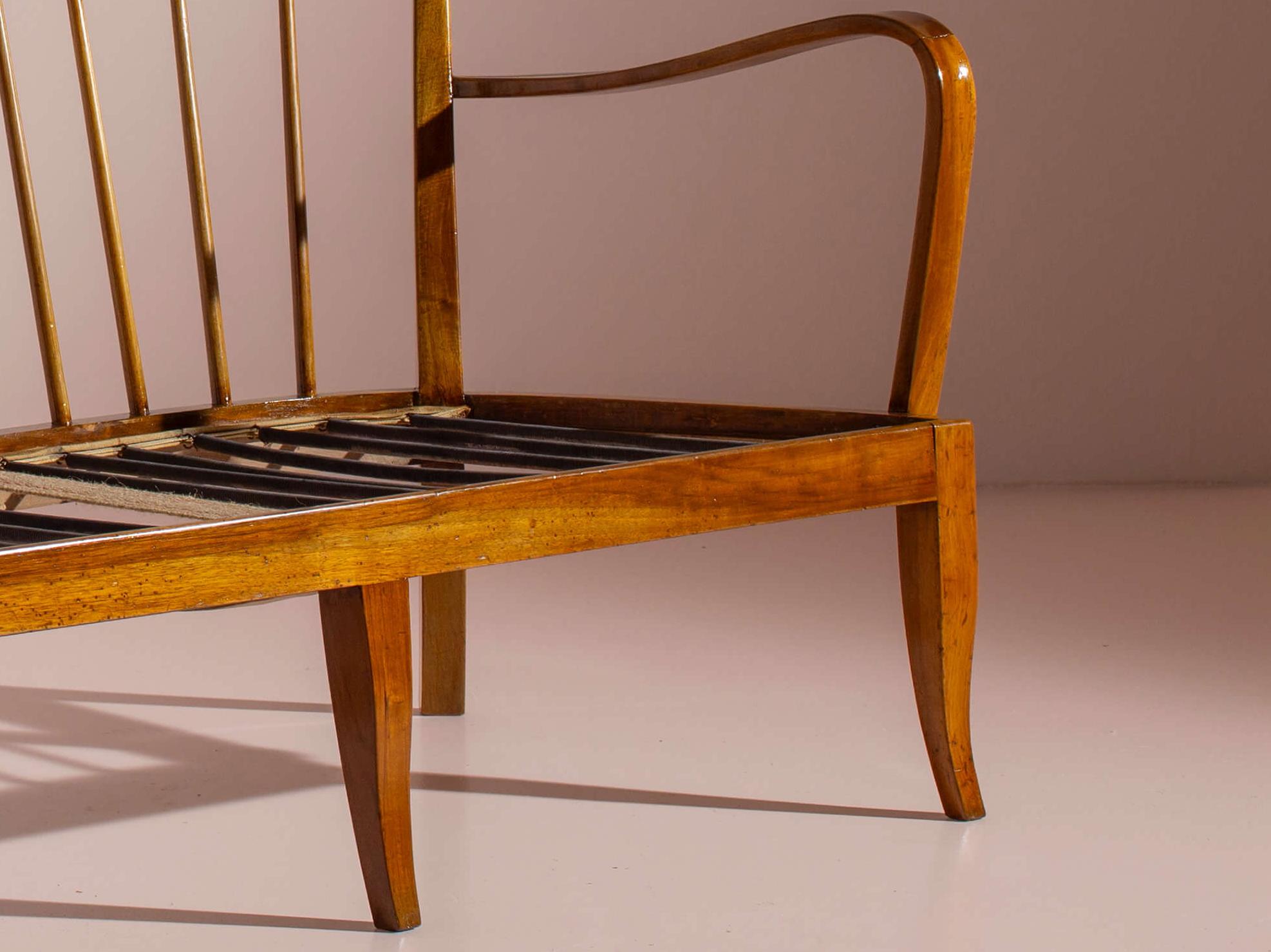 Three-seater sofa in walnut and fabric in the style of Paolo Buffa, Italy, 1940s For Sale 5