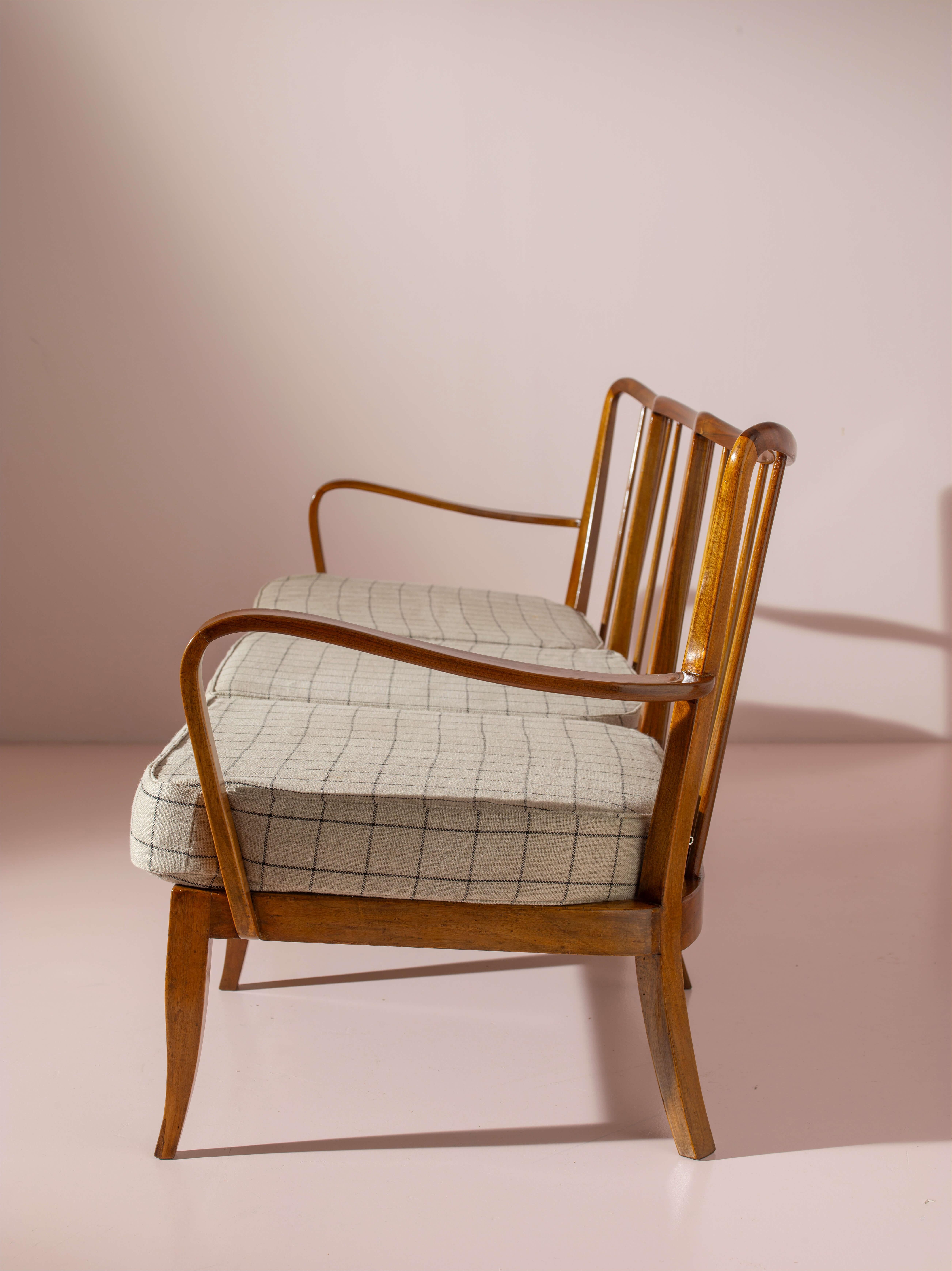 Three-seater sofa in walnut and fabric in the style of Paolo Buffa, Italy, 1940s In Good Condition For Sale In Chiavari, Liguria