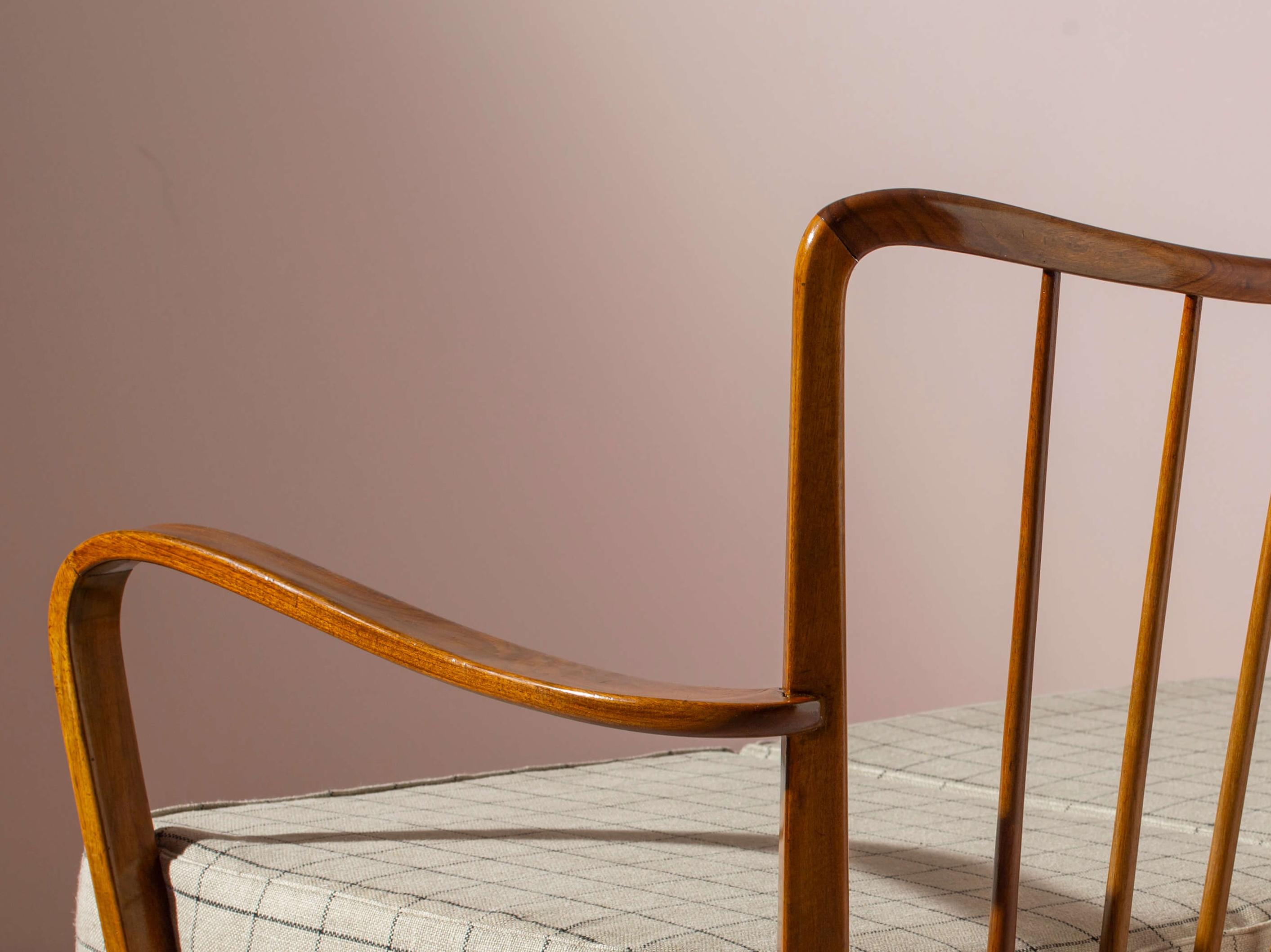 Mid-20th Century Three-seater sofa in walnut and fabric in the style of Paolo Buffa, Italy, 1940s For Sale