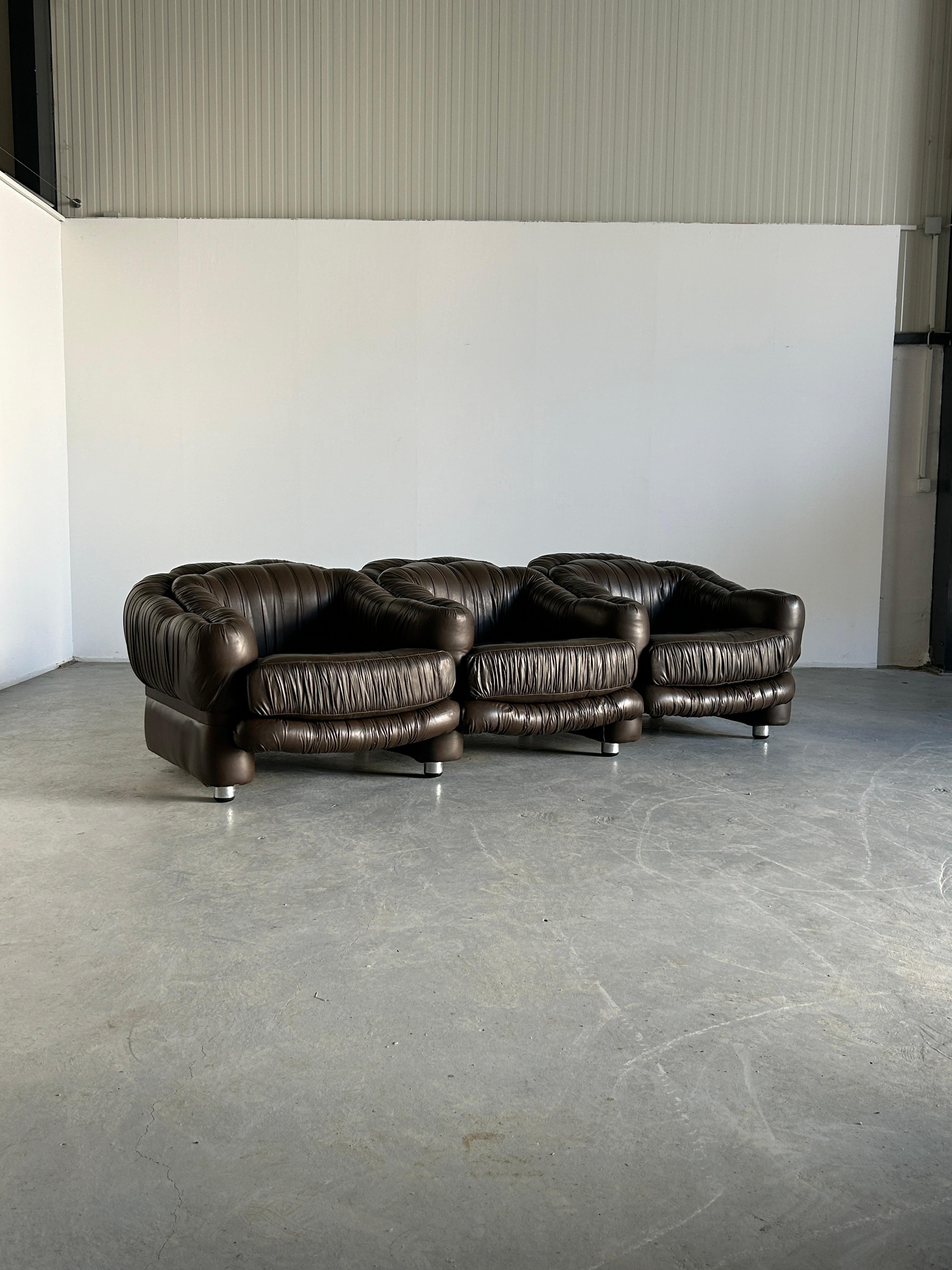 Atemberaubendes und seltenes dreisitziges Lounge-Sofa von Axel di Pietrobon, Italien der 1970er Jahre.
Dunkelbraunes Leder, Metallkonstruktion und verchromte Metallbeine.
Aus einem Stück gefertigt, nicht modular und nicht zerlegbar.

Insgesamt sehr