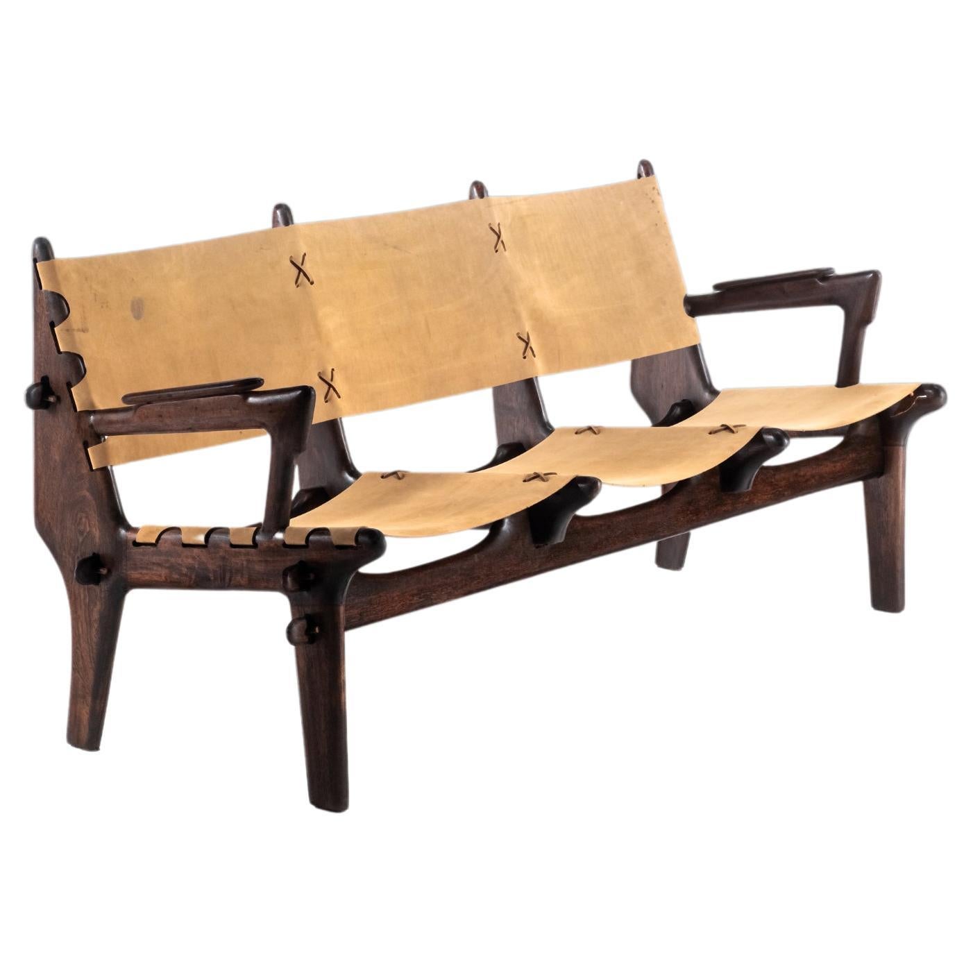 Dreisitzer-Sofa aus Obstholz und Leder von Angel Pazmino, Ecuador, ca. 1960er Jahre im Angebot