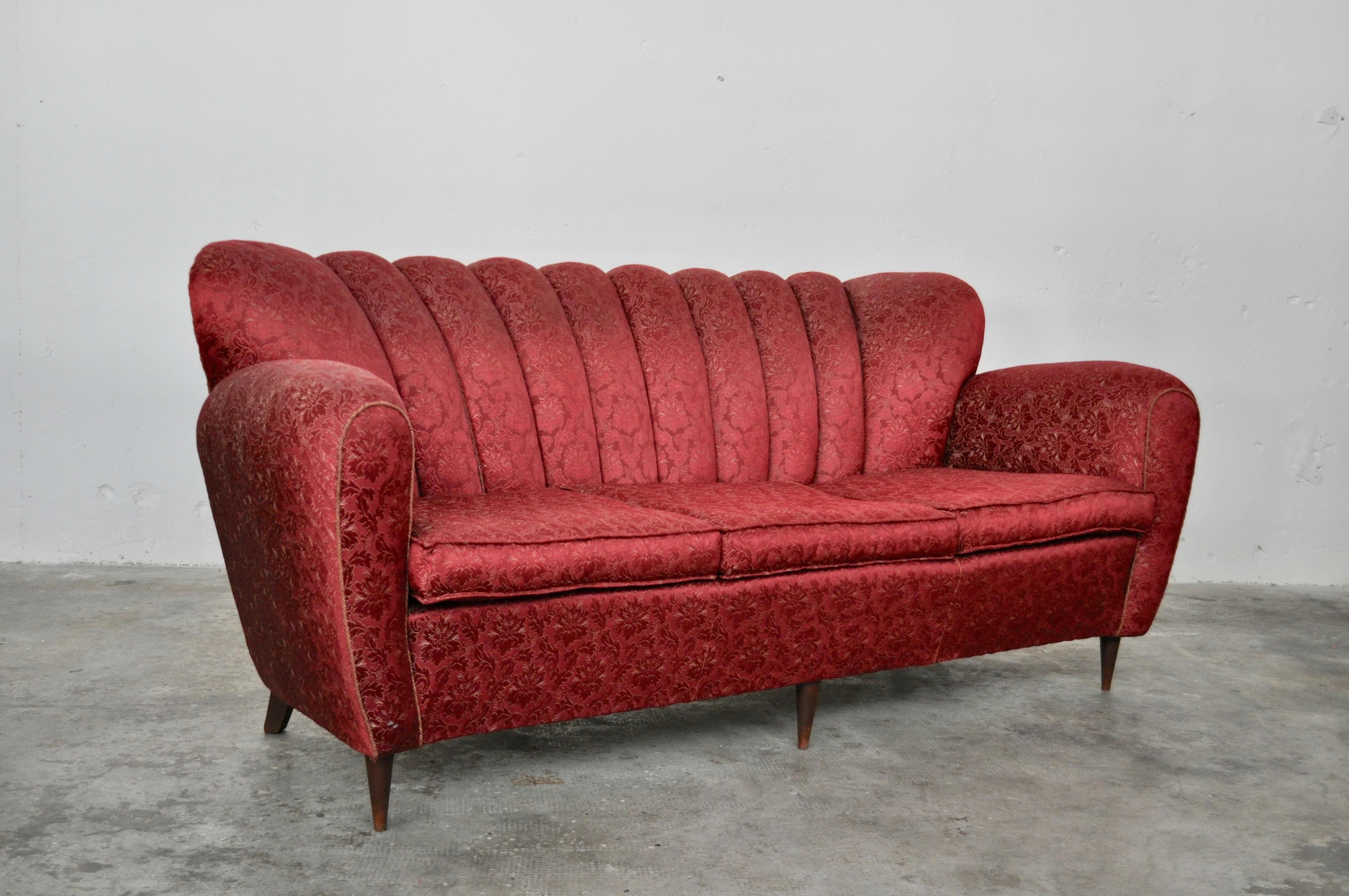 Sofa with wooden structure, visible feet, damask velvet padding, cushions in support with straps. Gold rope details.