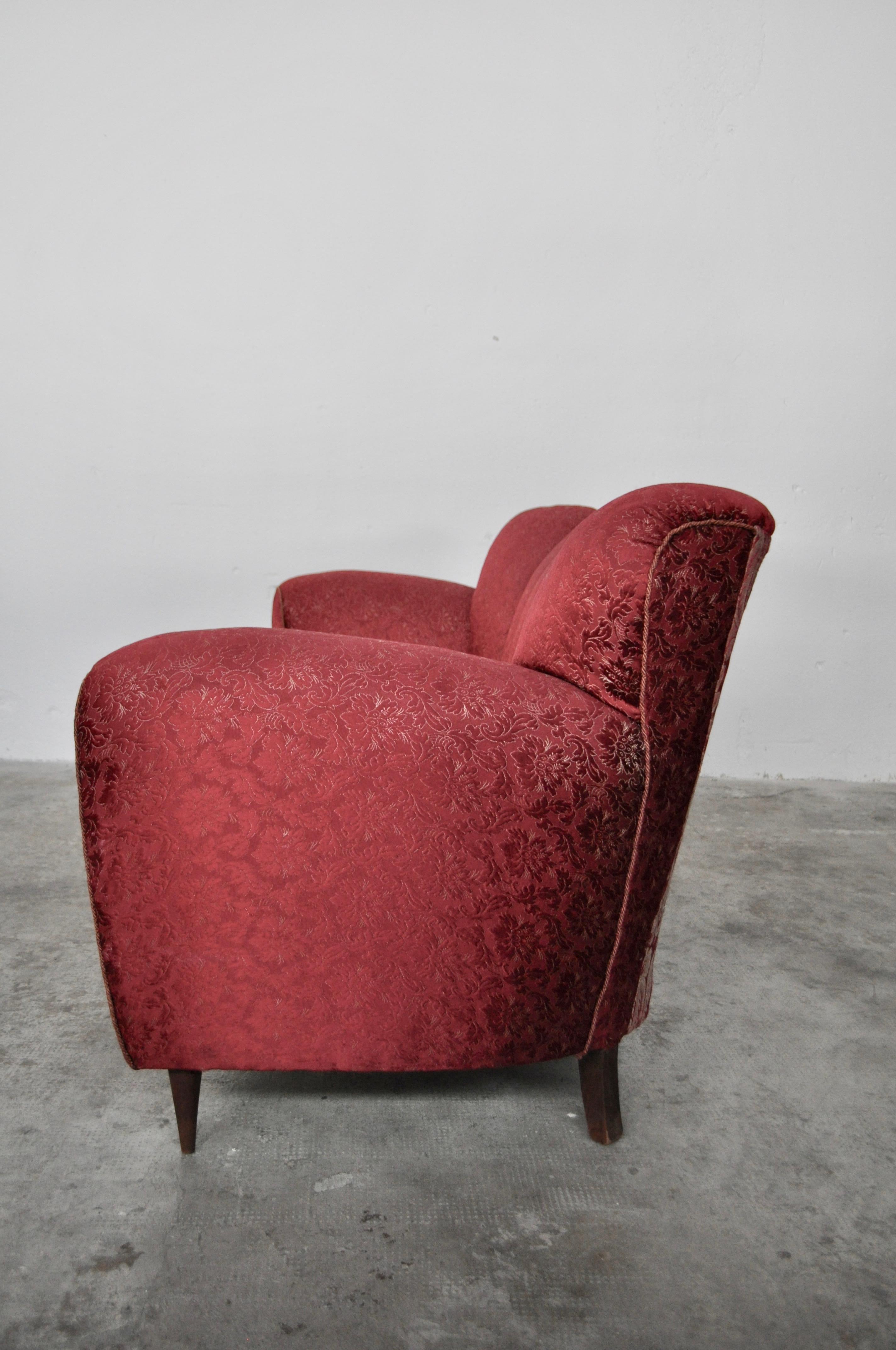 Three-Seat Sofa in Red Fabric, Gold Cord Details, by Paolo Buffa, Italy, 1950 In Good Condition For Sale In Manzano, Friuli Venezia Giulia