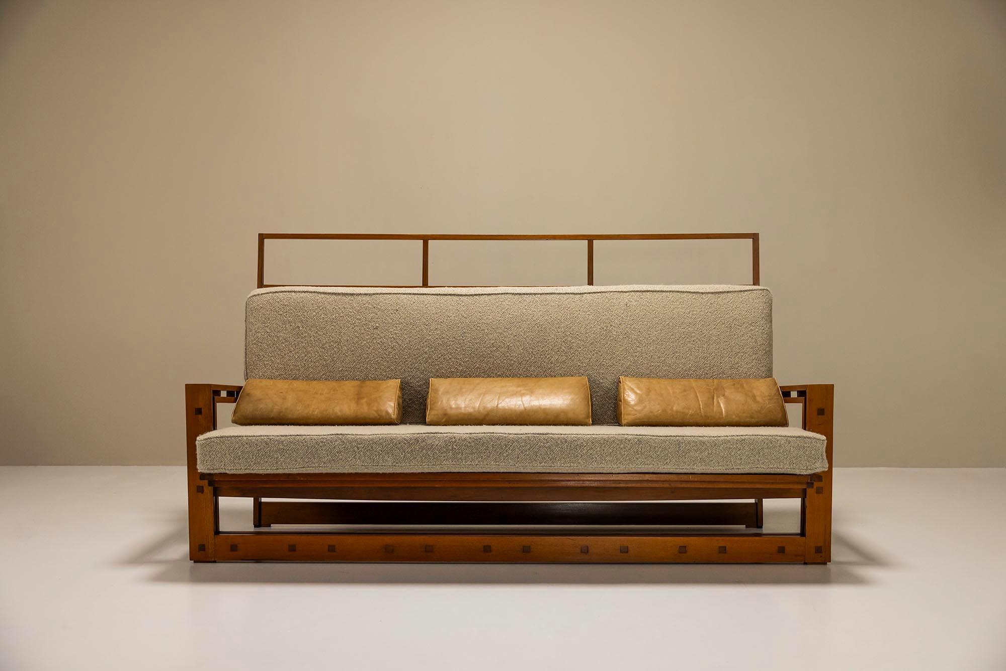 Ce canapé unique a été conçu par l'architecte italien Fausto Bontempi, qui a principalement travaillé à Brescia et dans ses environs. Il est diplômé de l'université Iuav de Venise et a ensuite travaillé comme professeur d'architecture. Tout au long