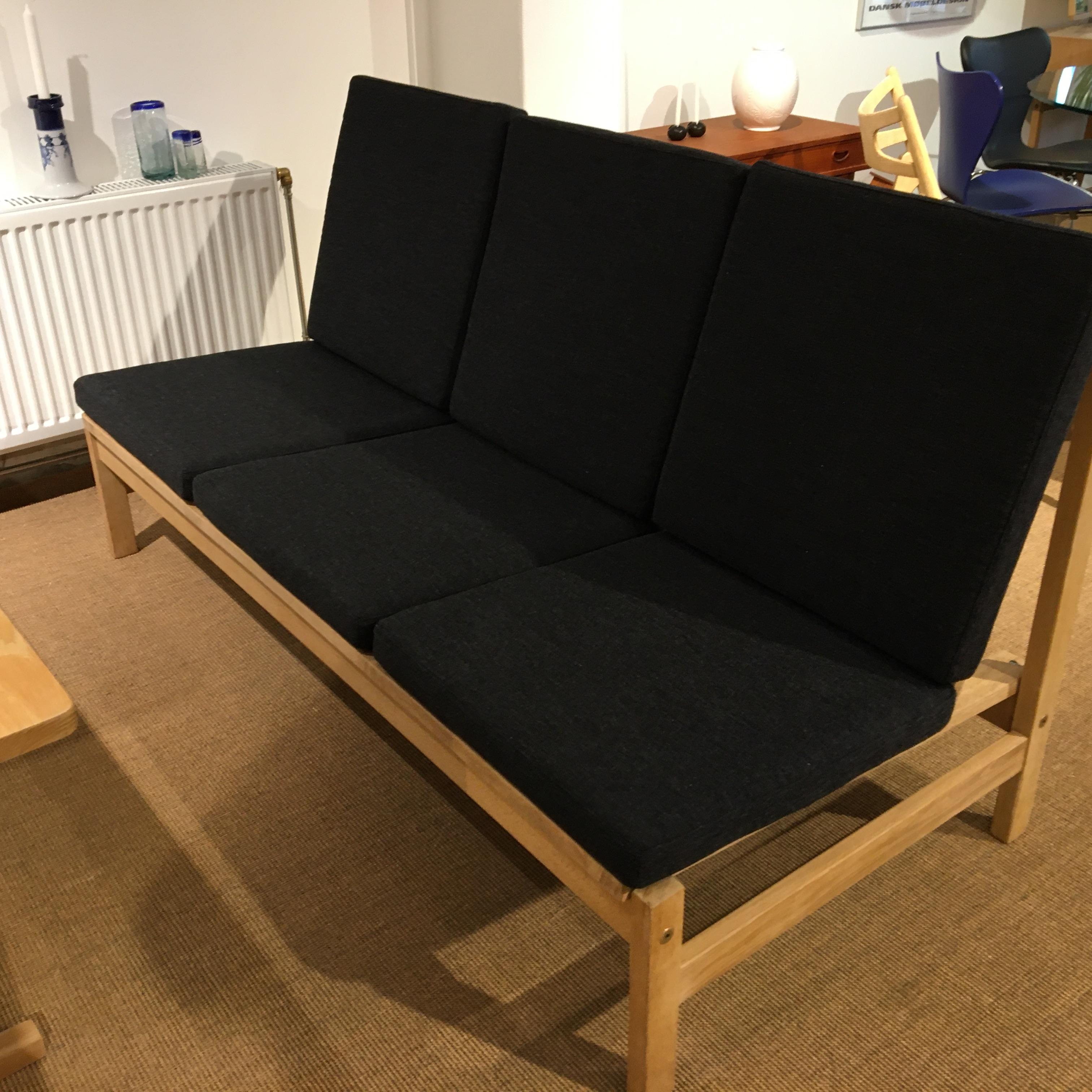 Three-seat sofa in solid oak model 2363. Designed by Børge Mogensen.
3-seat oak sofa designed by Børge Mogensen model 2363.
The cushions are newly upholstered with coke-colored wool fabric.
The sofa appears cleaned, sanded and with new made.
The