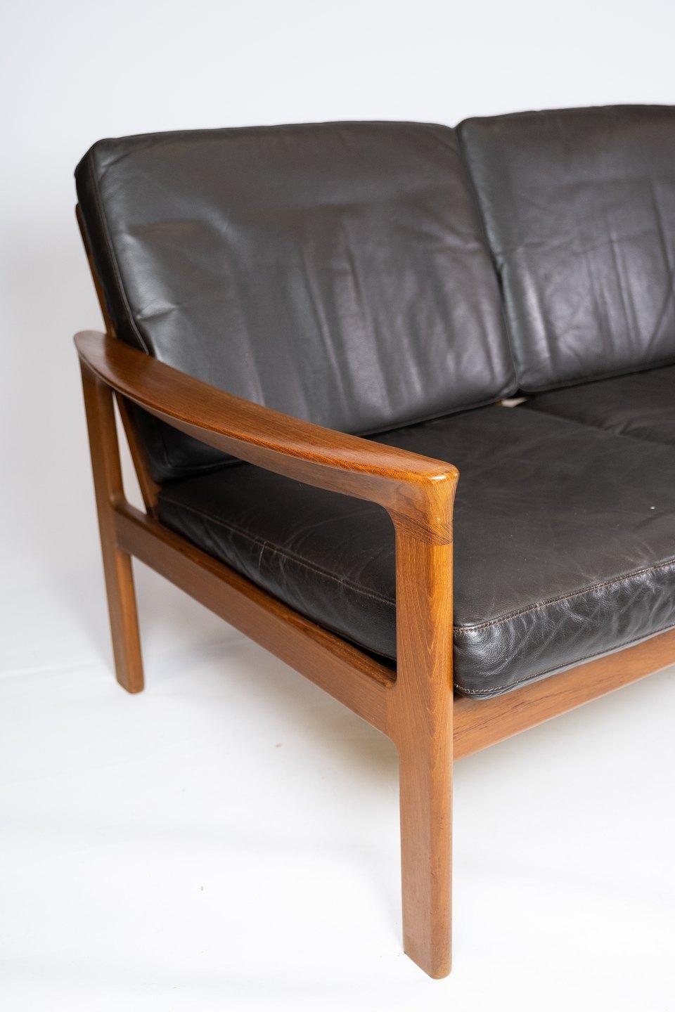 Mid-Century Modern Three Seater Sofa in Teak with Black Leather by Arne Vodder In Good Condition For Sale In Lejre, DK