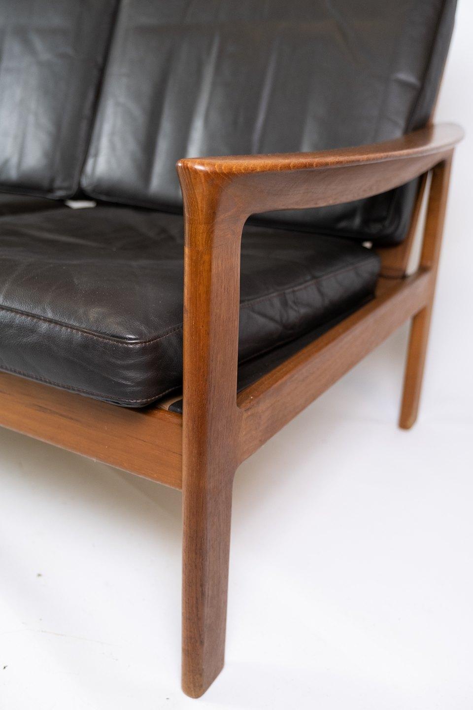 Mid-Century Modern Three Seater Sofa in Teak with Black Leather by Arne Vodder For Sale 2