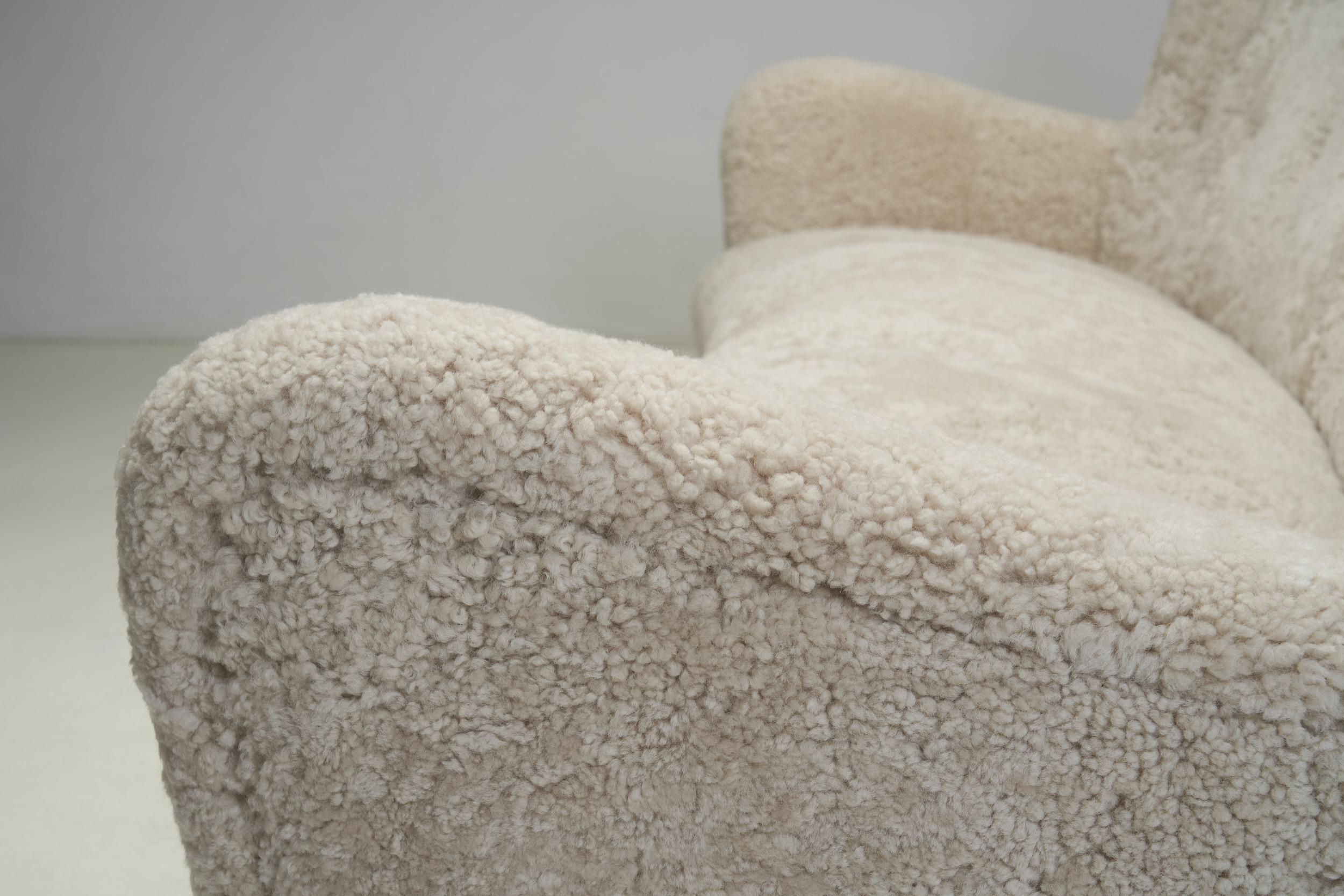 Canapé trois places à la manière de Fritz Hansen, Danemark Milieu du XXe siècle en vente 4