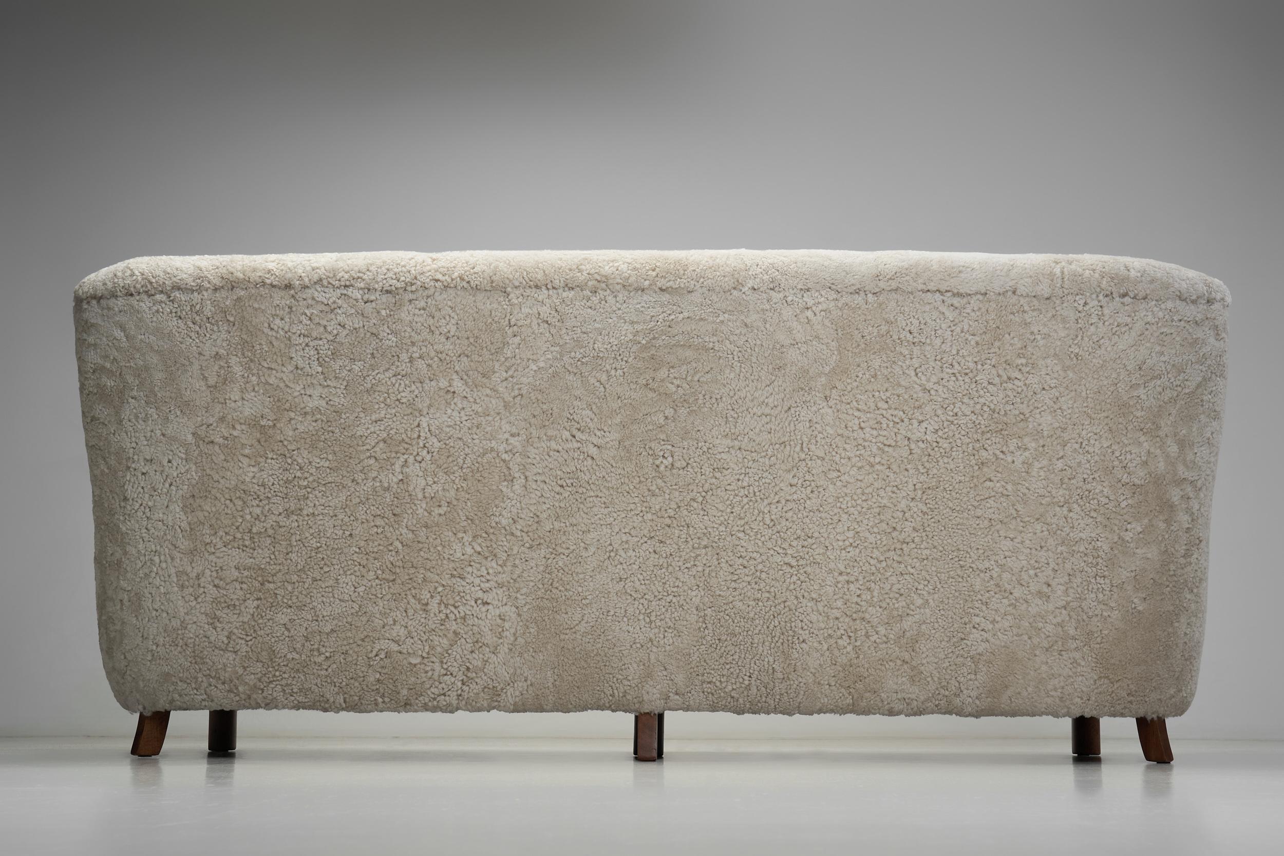 Canapé trois places à la manière de Fritz Hansen, Danemark Milieu du XXe siècle en vente 6