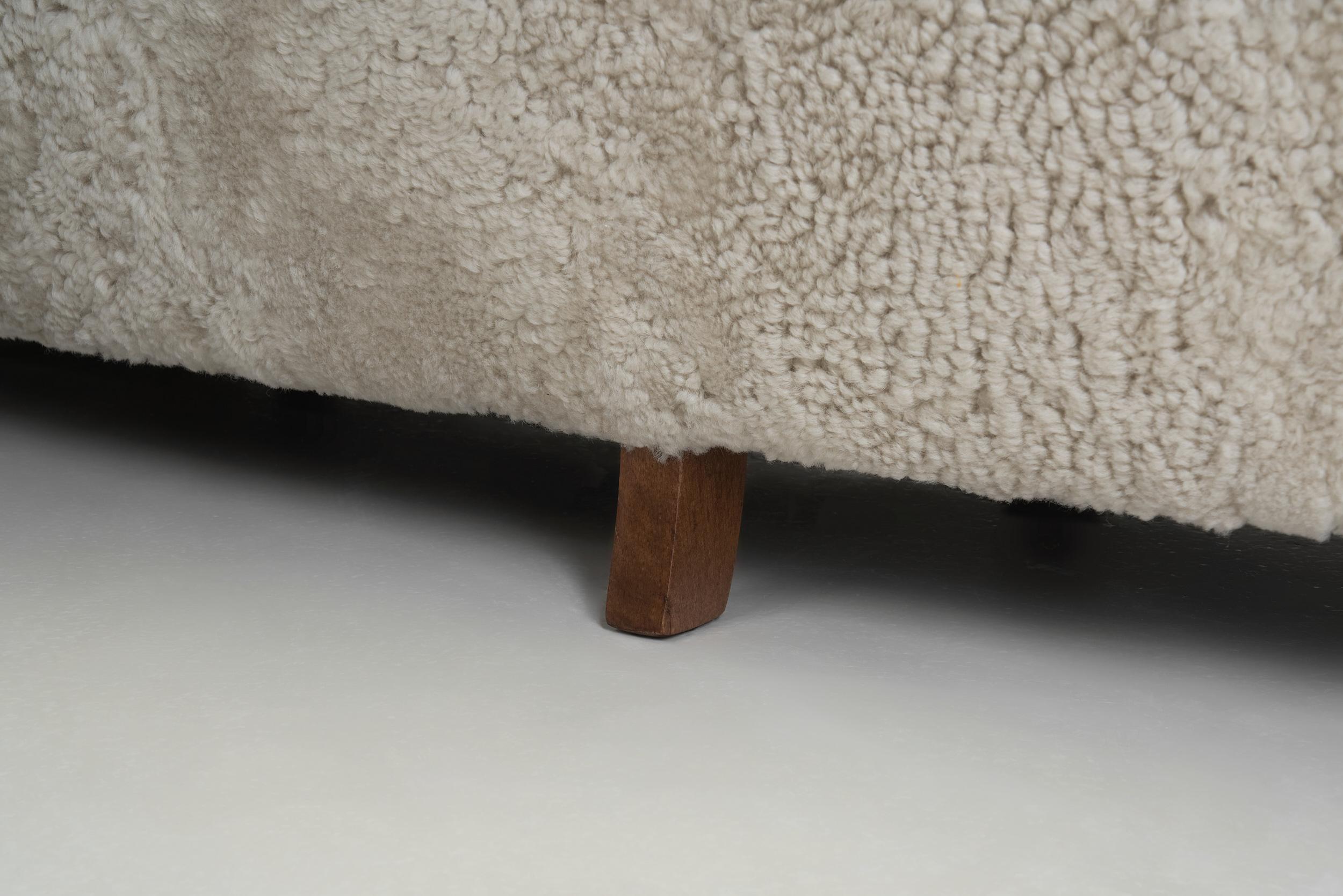 Canapé trois places à la manière de Fritz Hansen, Danemark Milieu du XXe siècle en vente 7