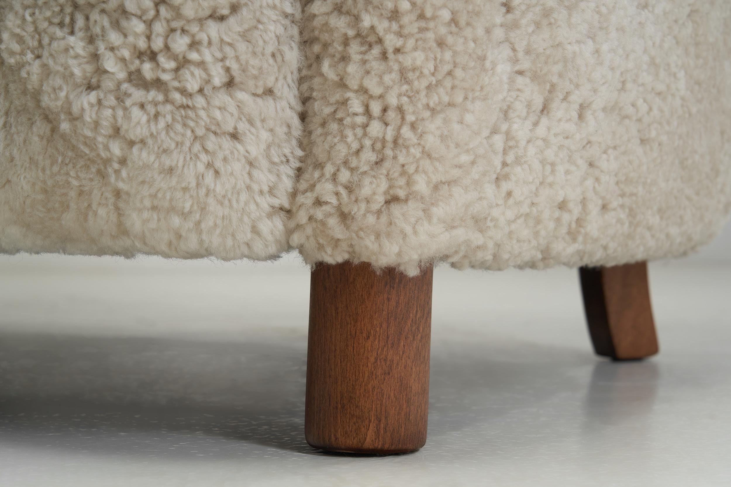 Canapé trois places à la manière de Fritz Hansen, Danemark Milieu du XXe siècle en vente 8