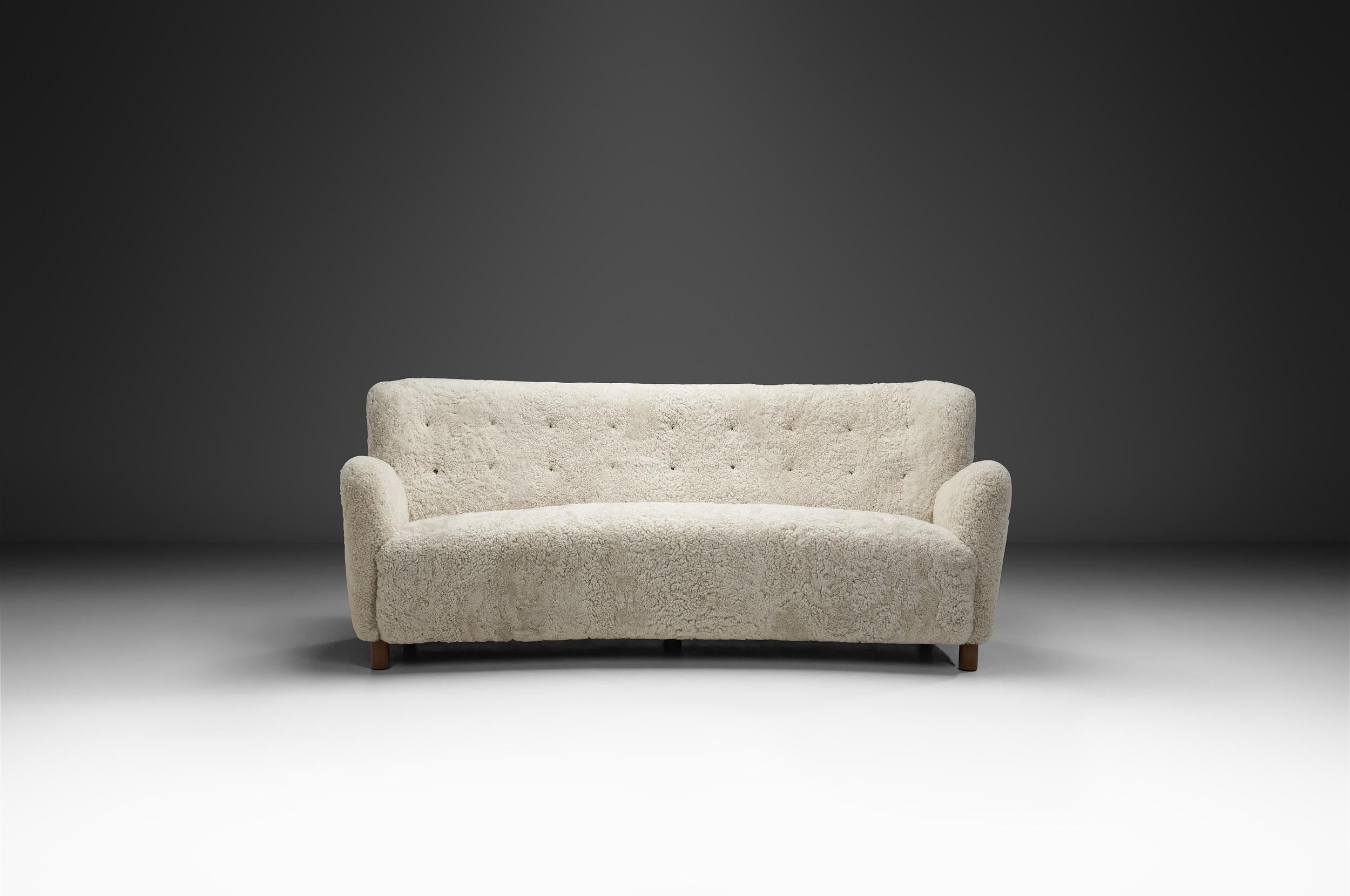 Mid-Century Modern Canapé trois places à la manière de Fritz Hansen, Danemark Milieu du XXe siècle en vente