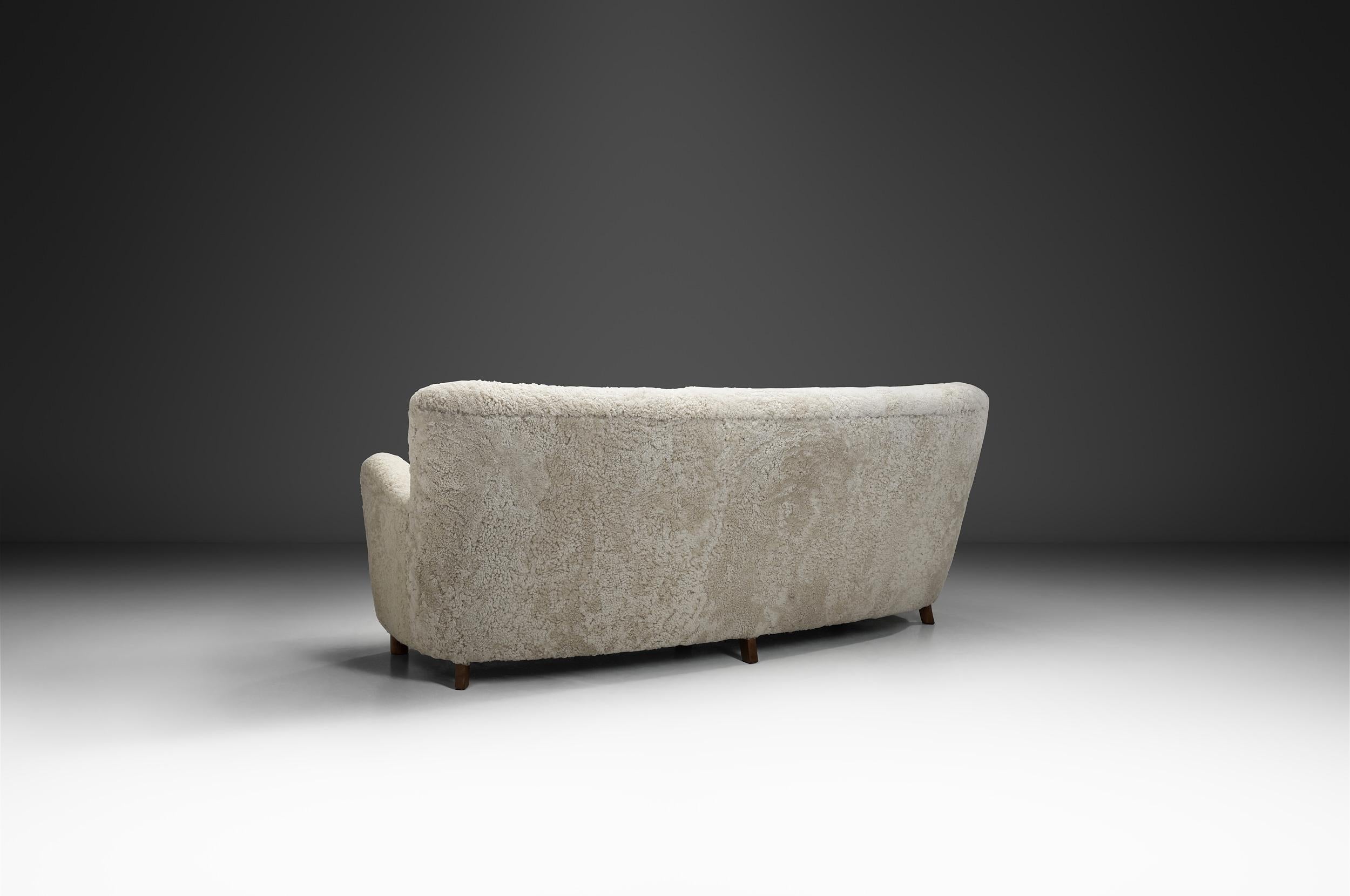 Canapé trois places à la manière de Fritz Hansen, Danemark Milieu du XXe siècle Bon état - En vente à Utrecht, NL