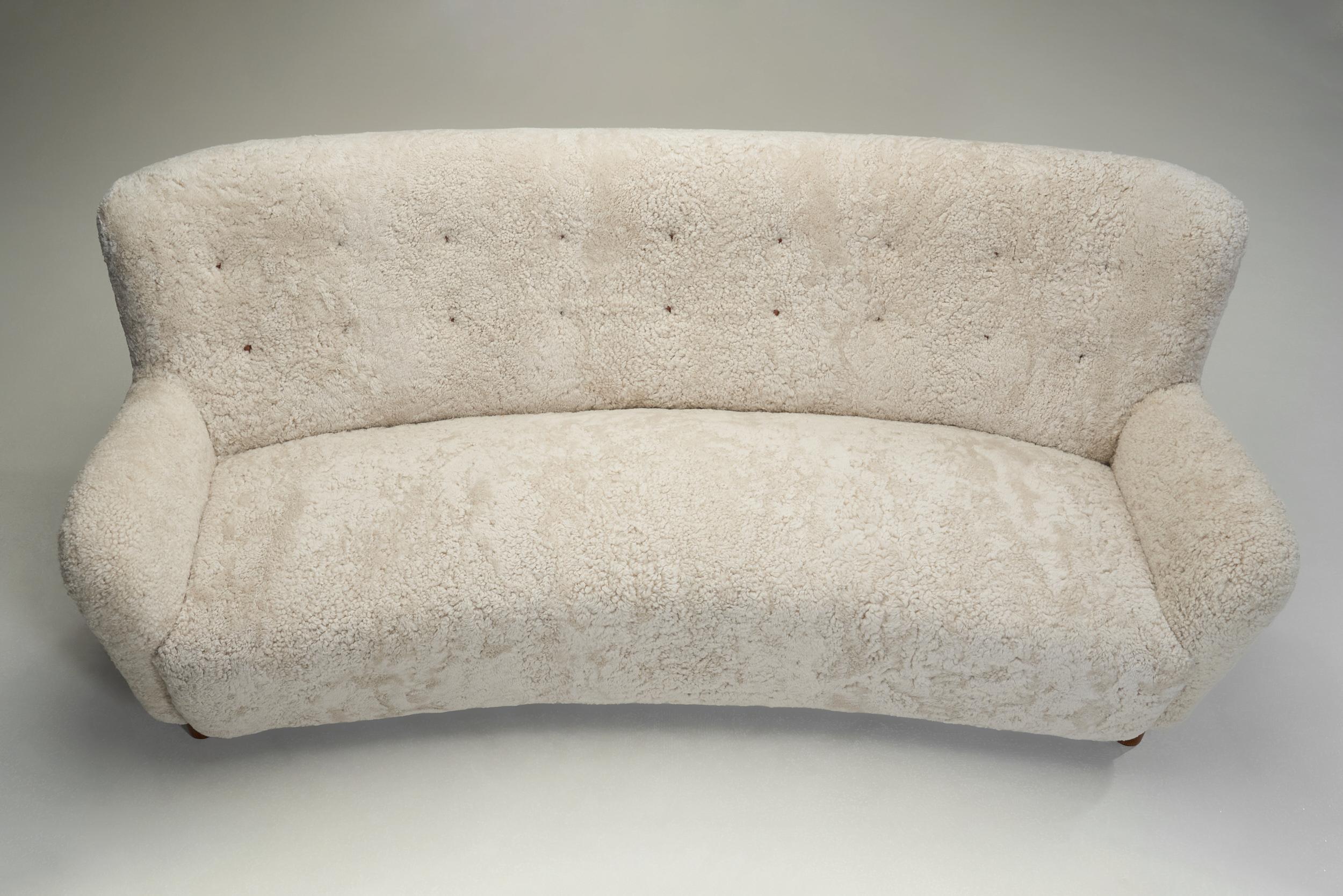 20ième siècle Canapé trois places à la manière de Fritz Hansen, Danemark Milieu du XXe siècle en vente