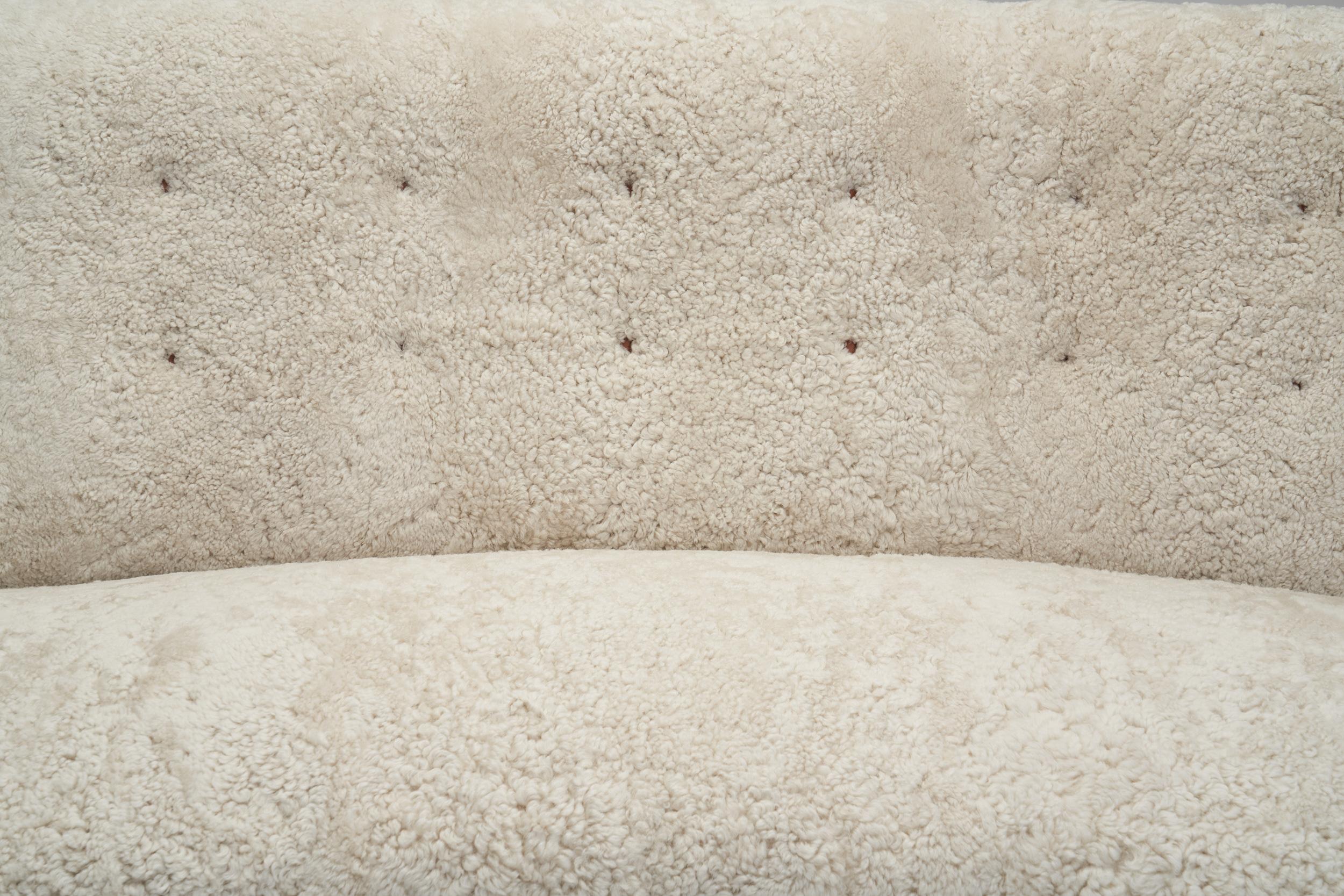 Cuir de mouton Canapé trois places à la manière de Fritz Hansen, Danemark Milieu du XXe siècle en vente