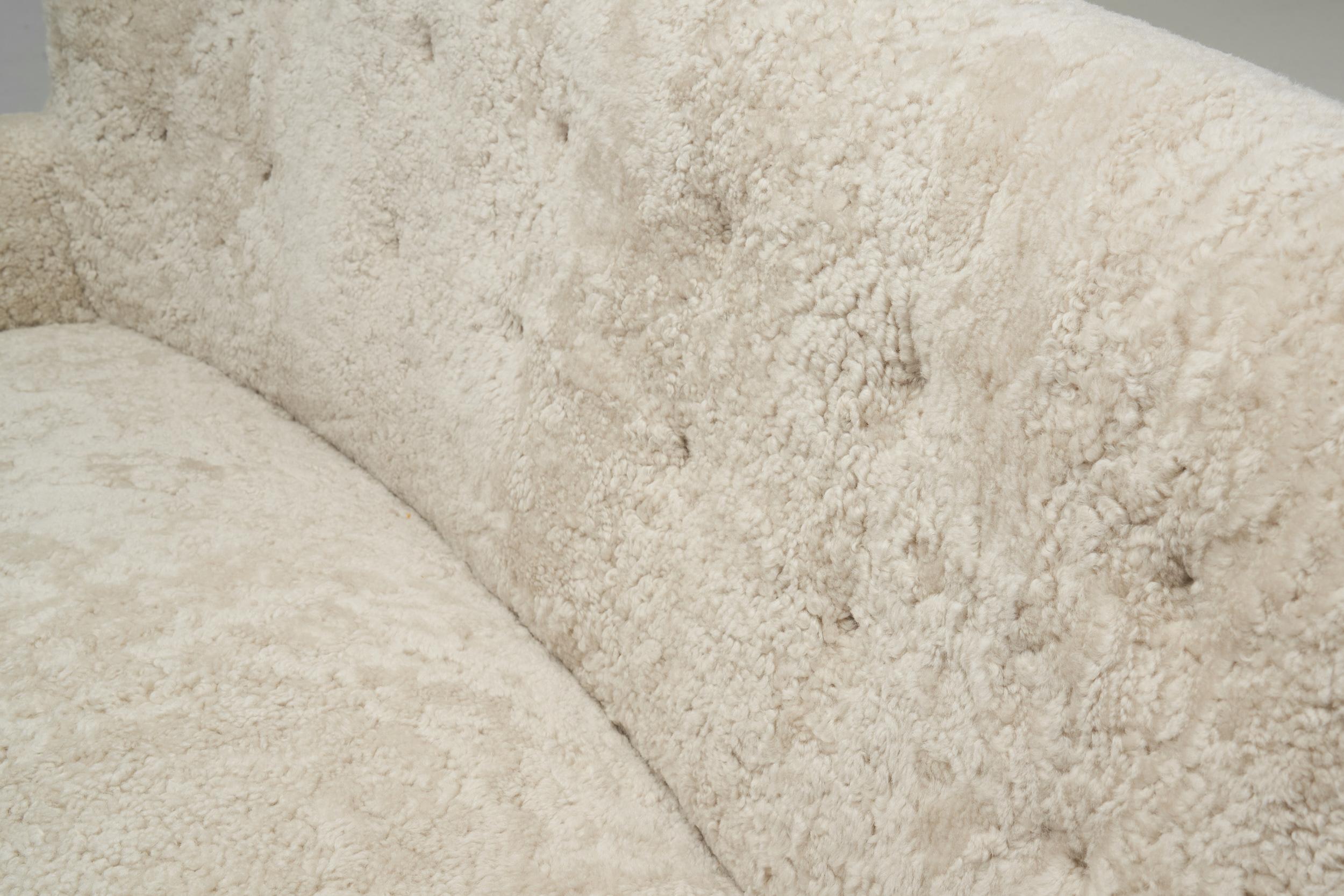 Canapé trois places à la manière de Fritz Hansen, Danemark Milieu du XXe siècle en vente 1