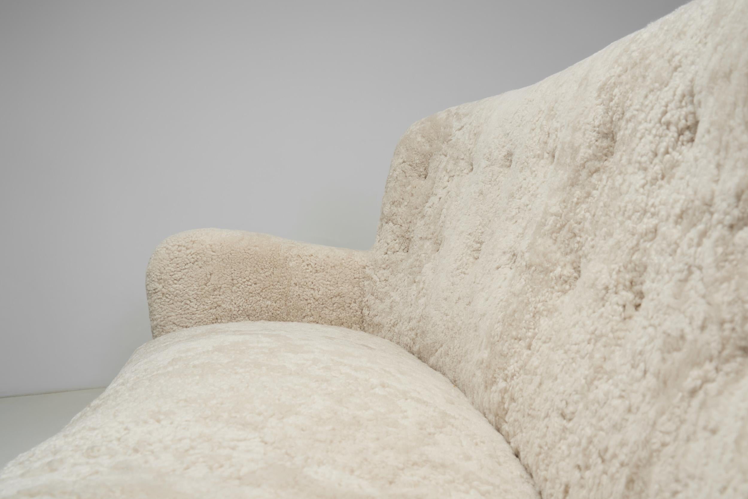 Canapé trois places à la manière de Fritz Hansen, Danemark Milieu du XXe siècle en vente 2