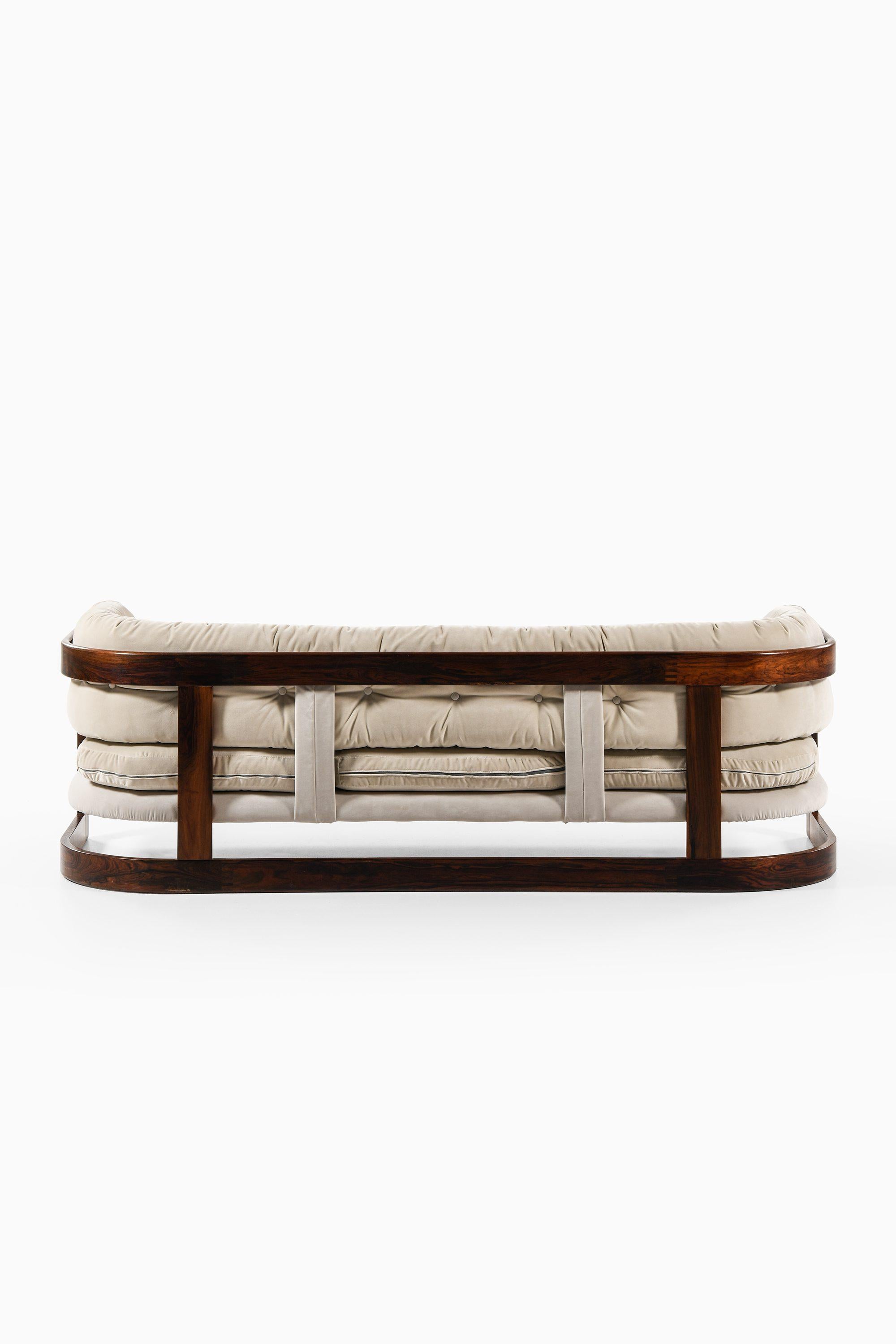 Dreisitzer-Sofa aus Samt mit Palisanderholz von Lennart Bender, 1970er Jahre (Skandinavische Moderne) im Angebot