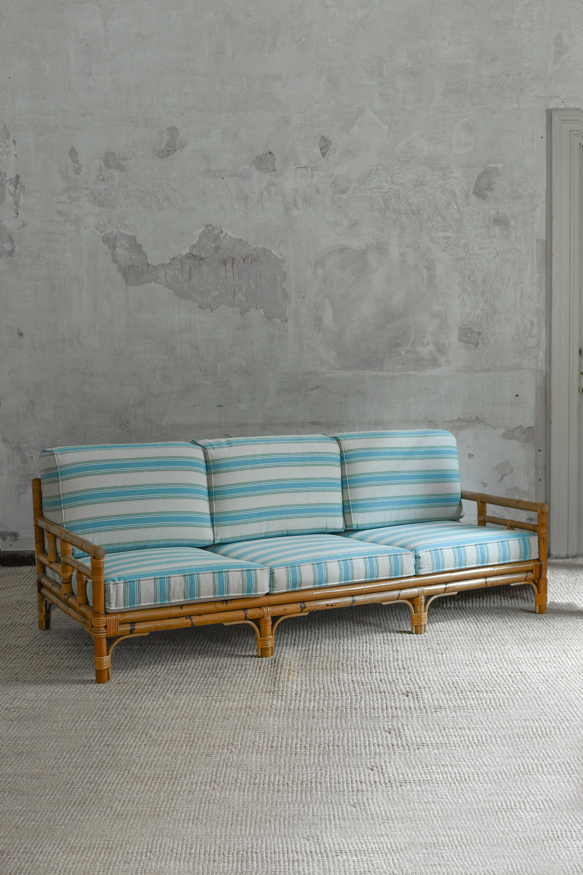 Three-seater sofa in natural bamboo finish – Ming series, designer Colin Morrow for Vivai del Sud, 1980s
Product Details
Complete with fabric cushions.
Dimensions: 206 W x 80 H x 92 D cm