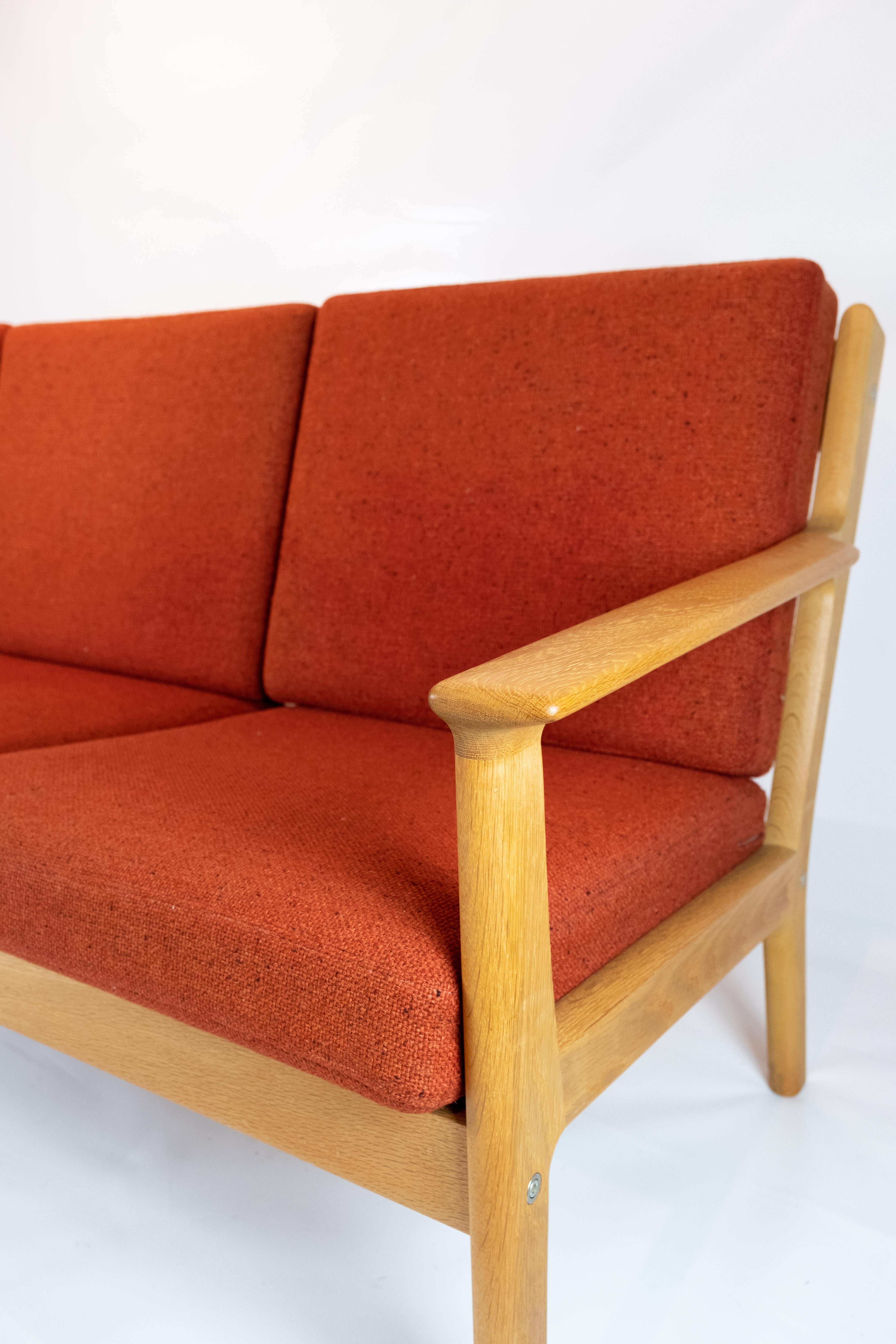 Mid-20th Century Three-Seat Sofa of Oak and Red Wool Fabric by Hans J. Wegner and GETAMA For Sale
