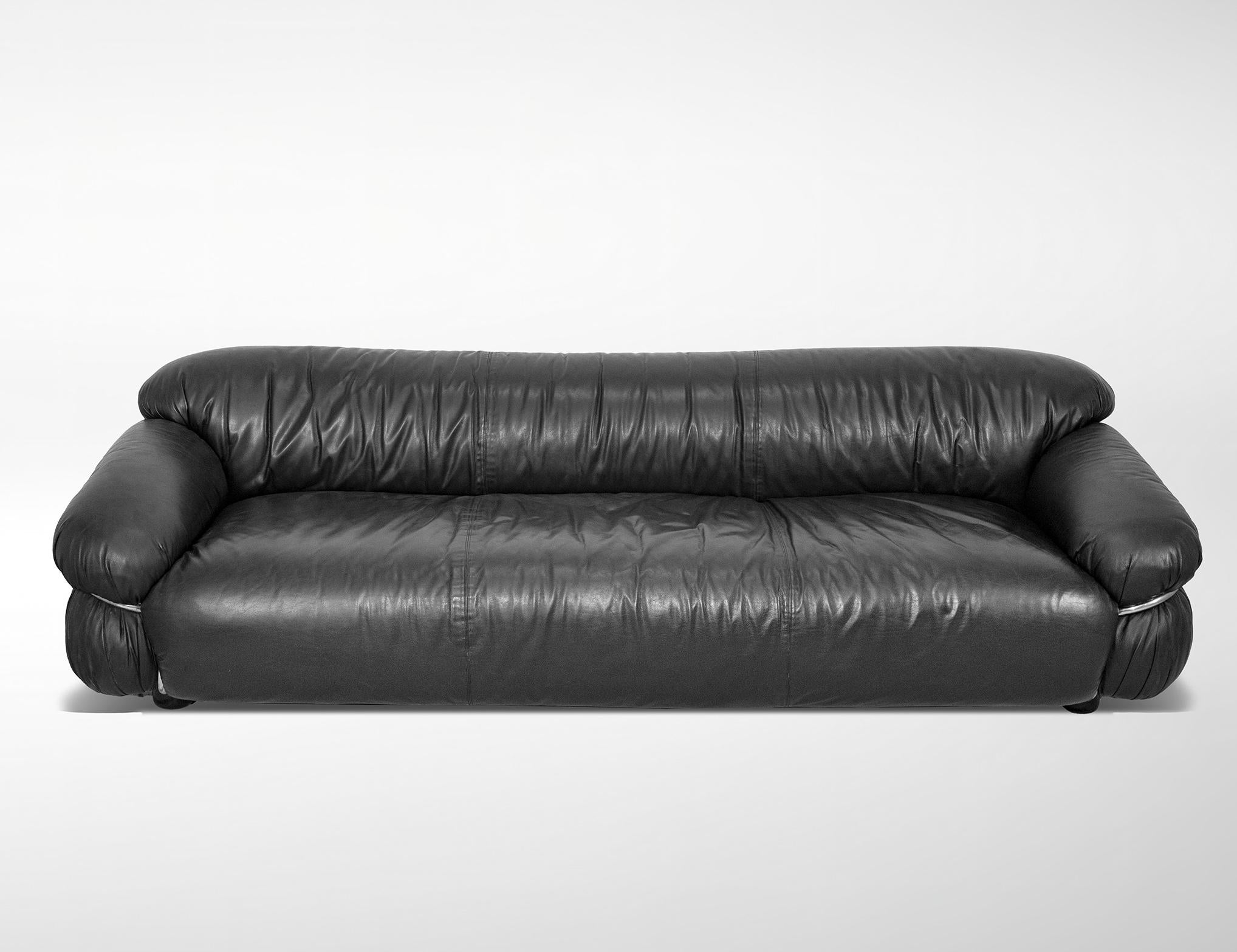 Three seater sofa designed by Gianfranco Frattini for Cassina, 1969.
Original manufacturer's label.
Black Leather, excellent condition.
Ref. Giuliana Gramigna, 