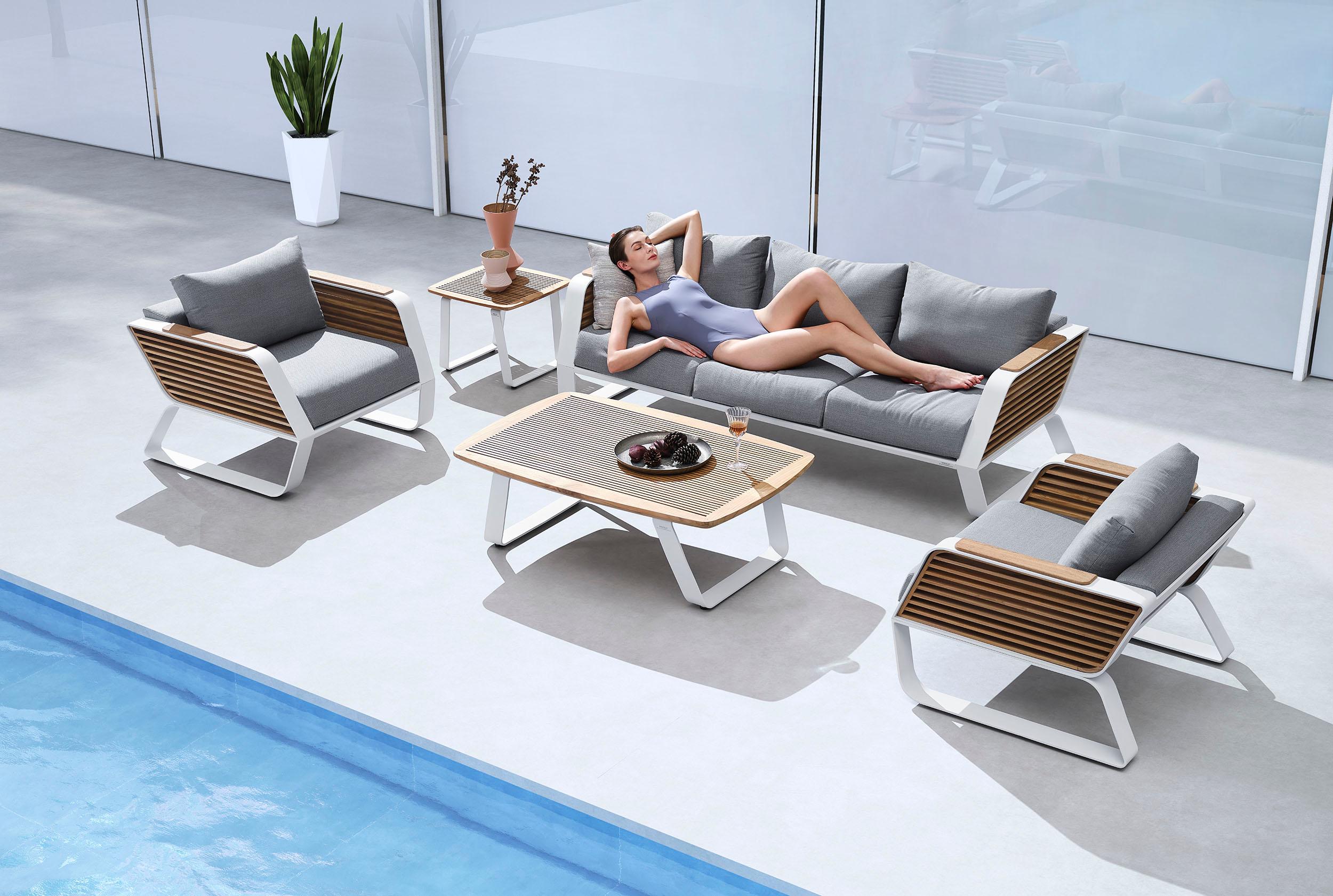 Dreisitzer-Sofa – Flügel-Kollektion – Higold (Aluminium) im Angebot