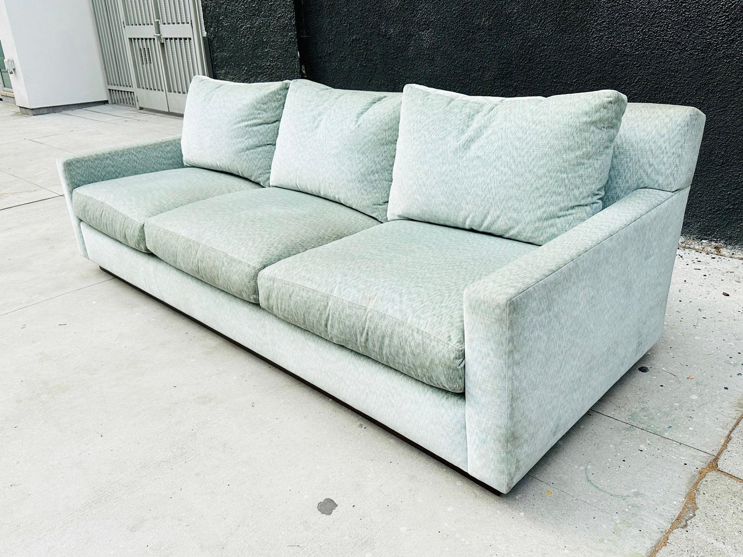 Wir stellen das exquisite Dreisitzer-Sofa mit Nussbaumsockel von A. Rudin vor, das in den eleganten 1990er Jahren in den USA hergestellt wurde. Dieses zeitlose Möbelstück strahlt Raffinesse und Grandeur aus und ist die perfekte Ergänzung für jeden