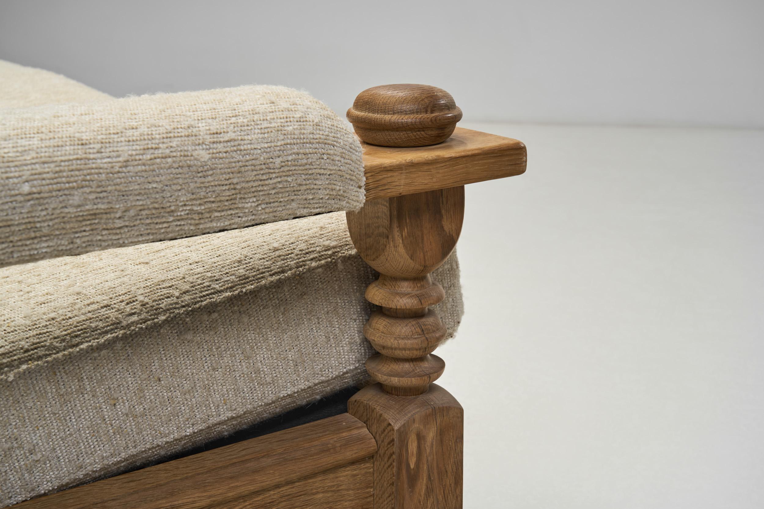 Canapé trois places avec cadre en Oak sculpté, Danemark ca 1960s en vente 3