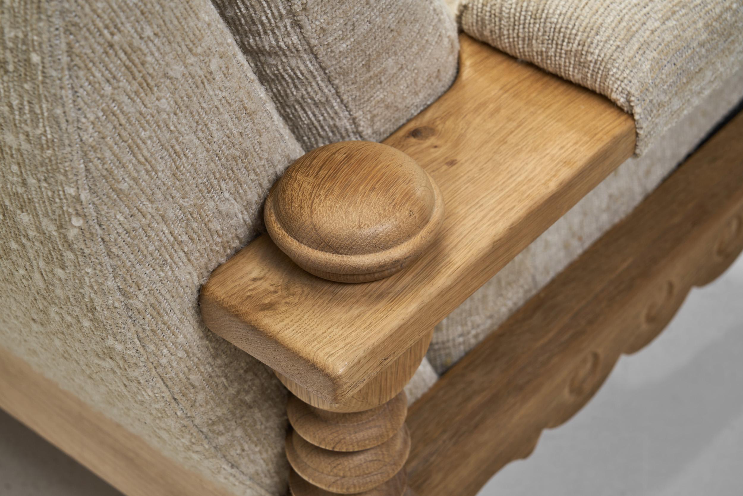 Canapé trois places avec cadre en Oak sculpté, Danemark ca 1960s en vente 4
