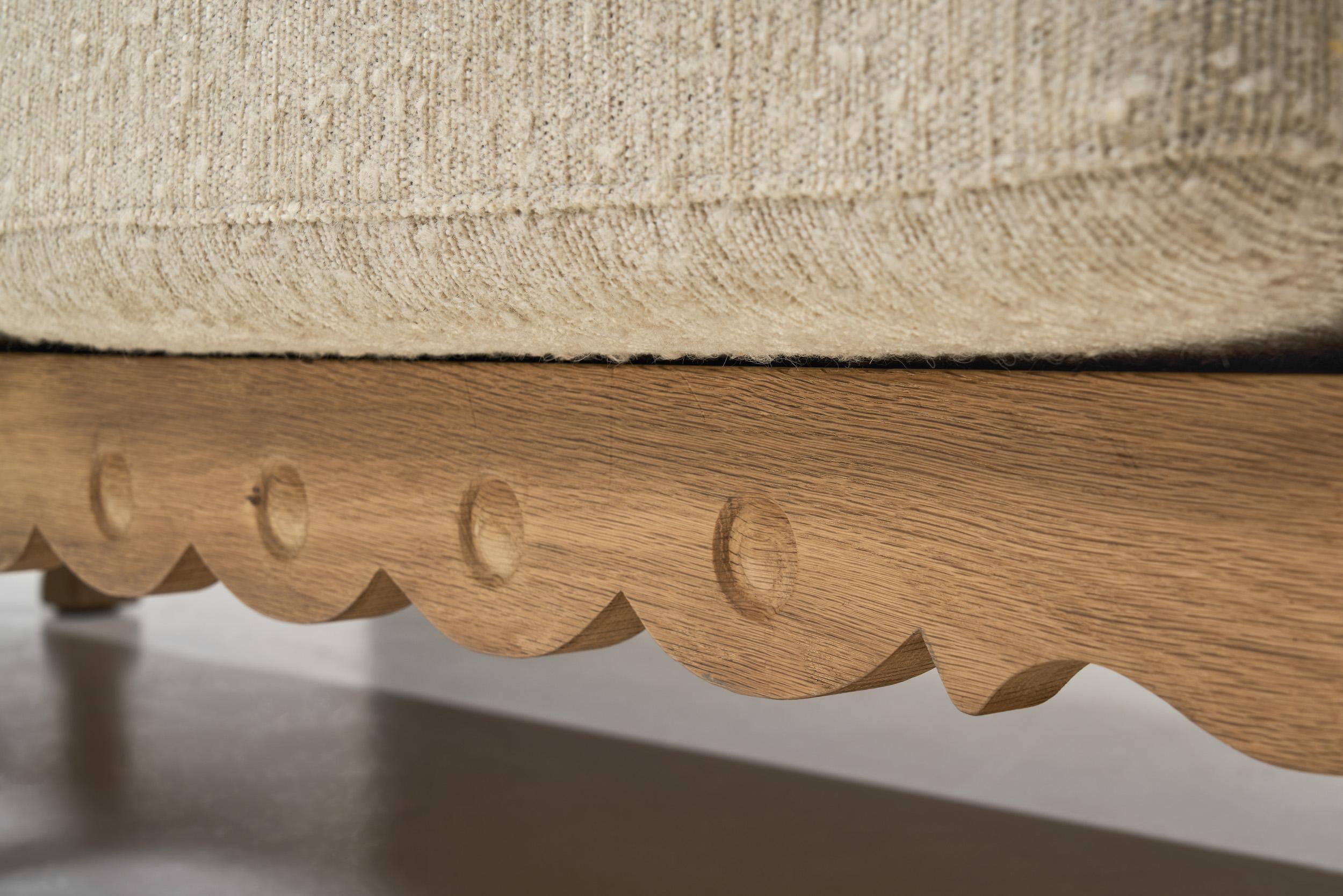 Canapé trois places avec cadre en Oak sculpté, Danemark ca 1960s en vente 7