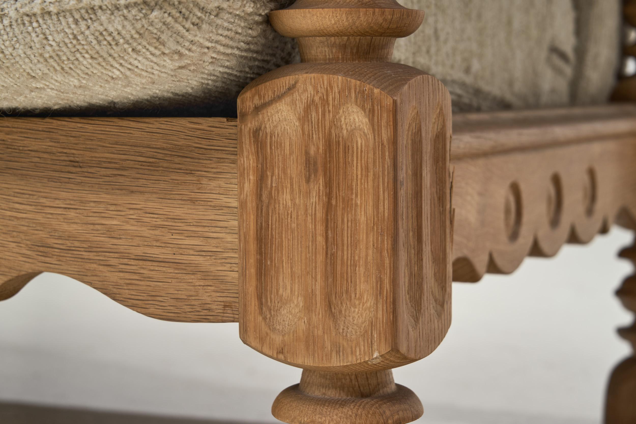 Canapé trois places avec cadre en Oak sculpté, Danemark ca 1960s en vente 8
