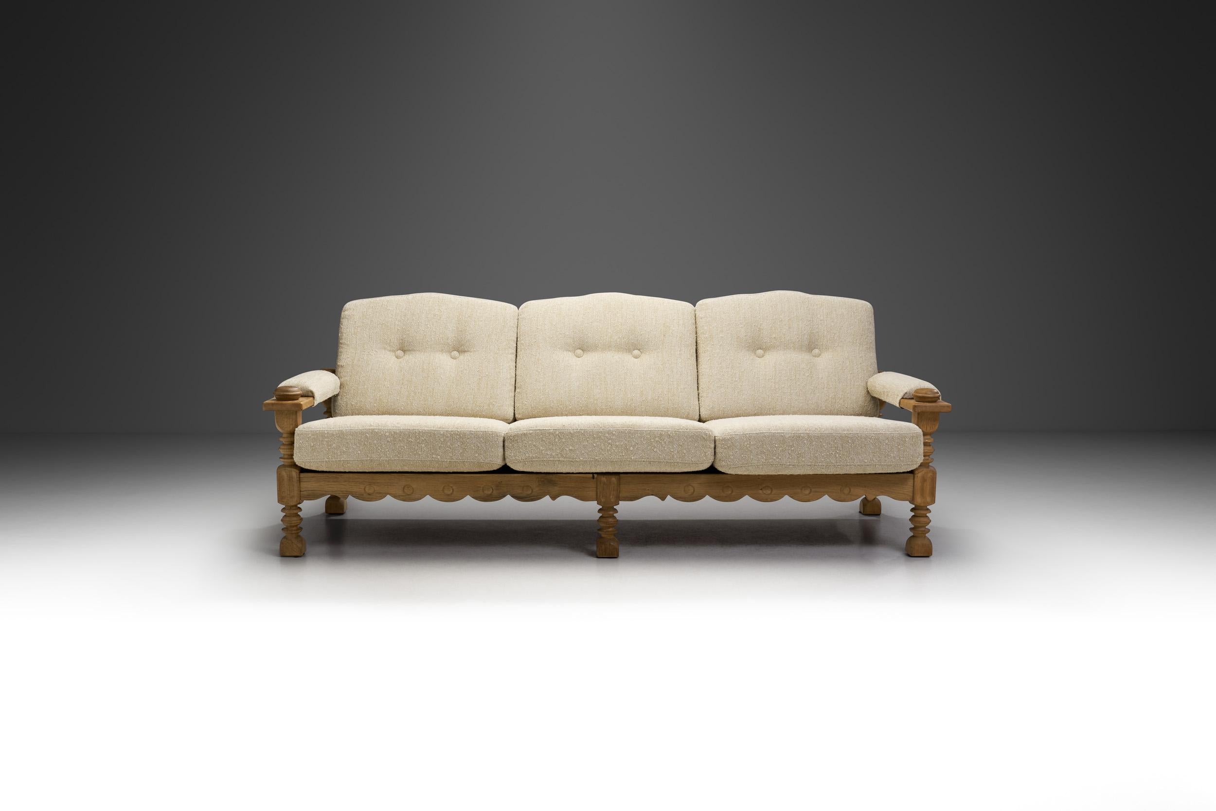 Mid-Century Modern Canapé trois places avec cadre en Oak sculpté, Danemark ca 1960s en vente