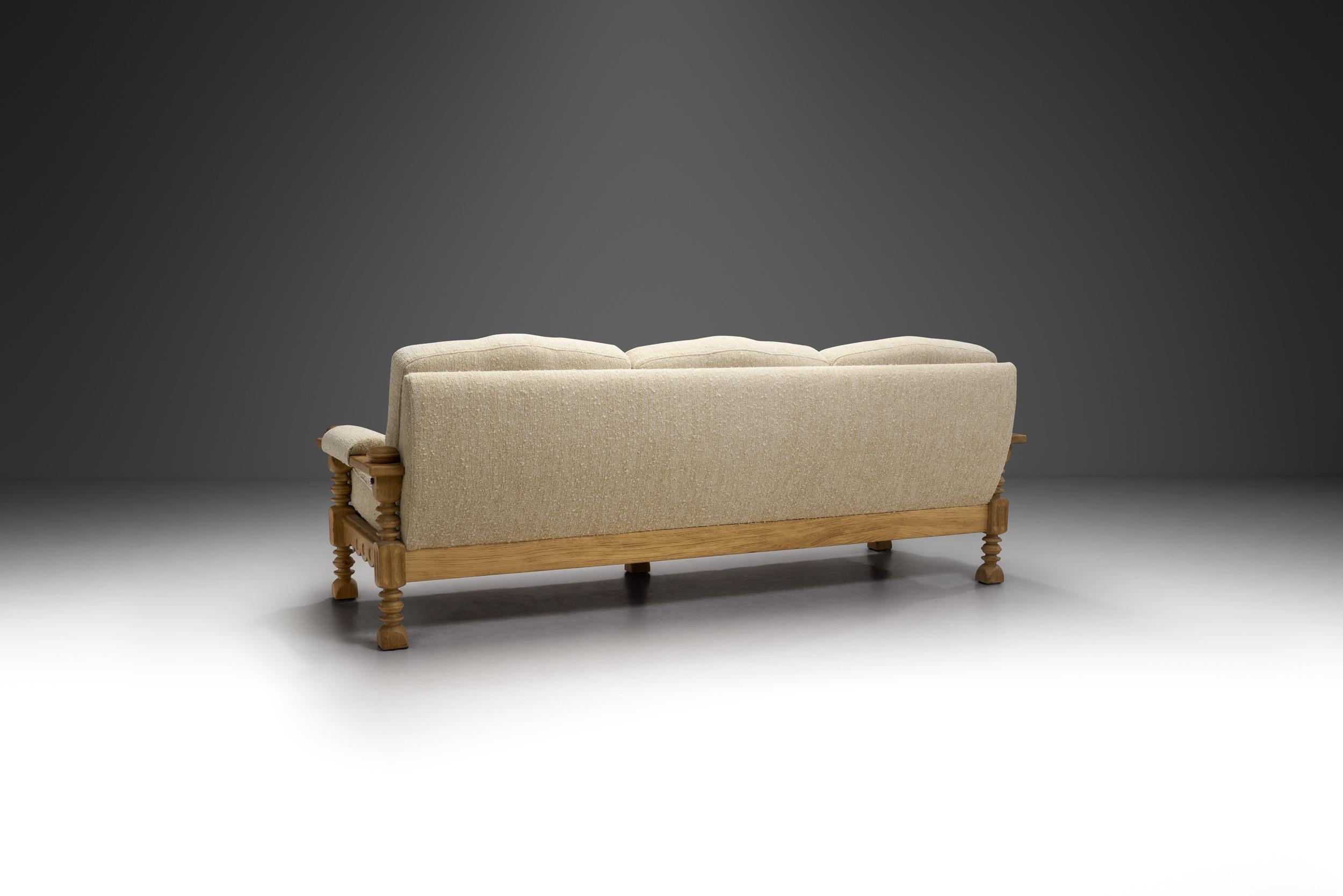 Danois Canapé trois places avec cadre en Oak sculpté, Danemark ca 1960s en vente