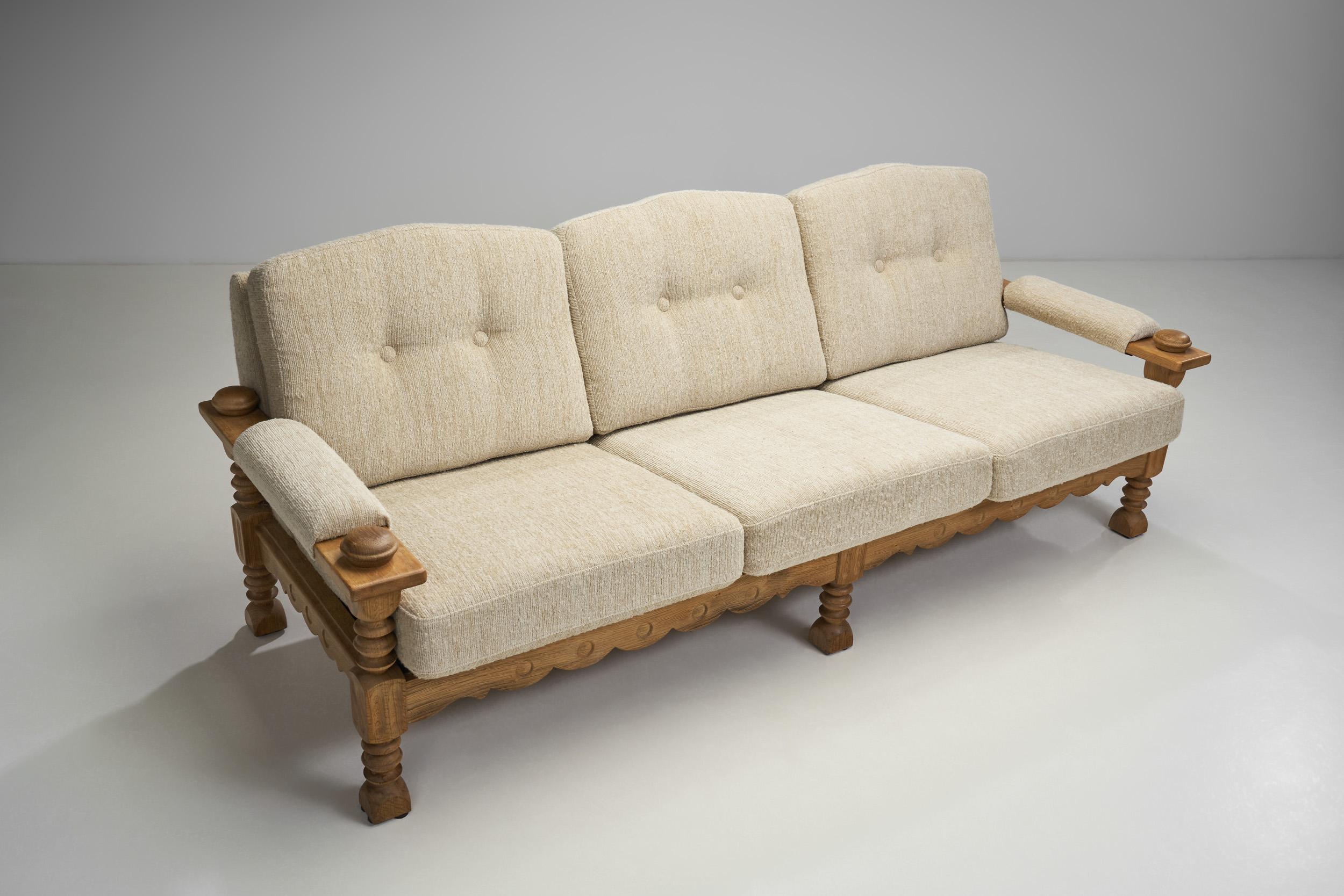 Milieu du XXe siècle Canapé trois places avec cadre en Oak sculpté, Danemark ca 1960s en vente