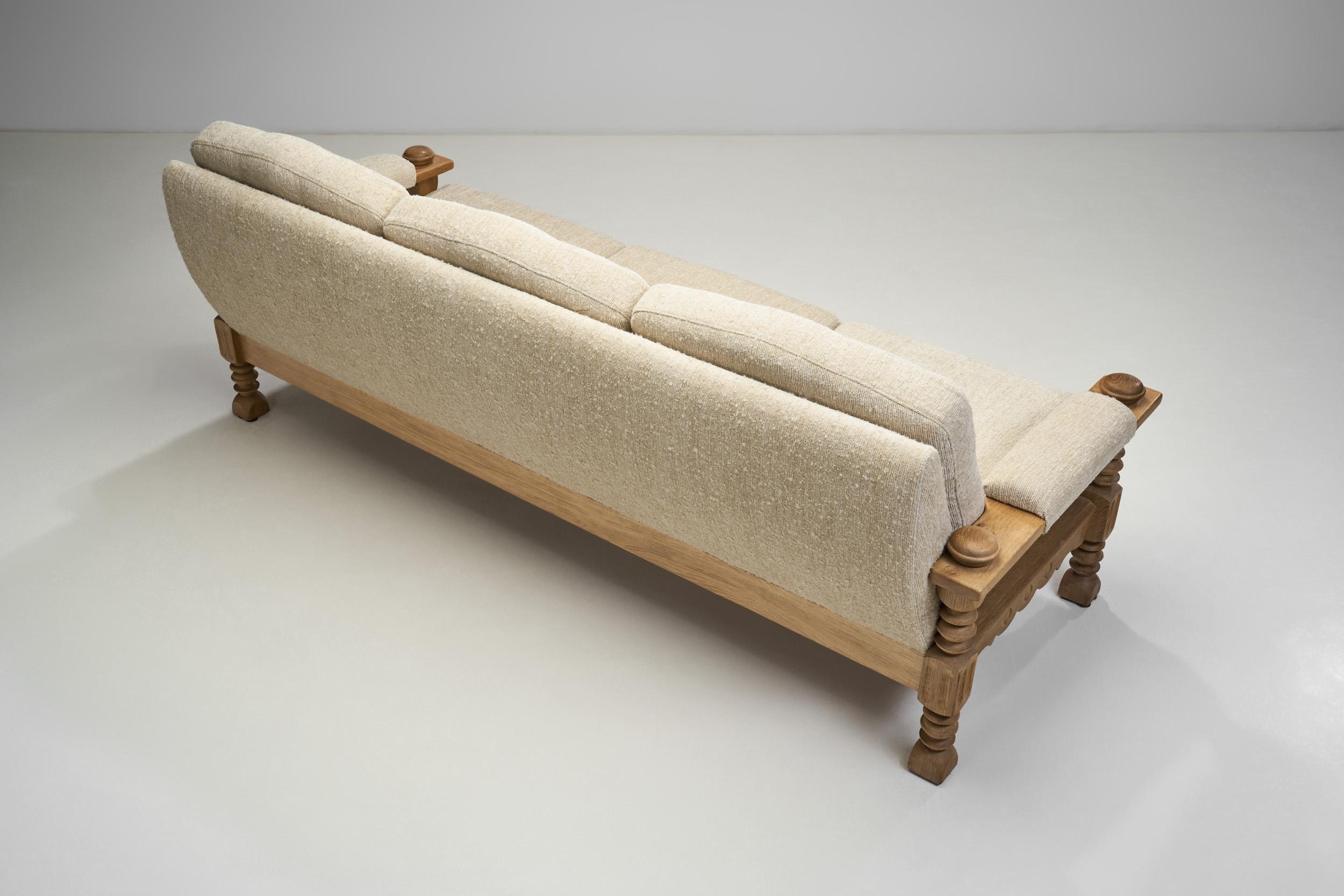 Tissu Canapé trois places avec cadre en Oak sculpté, Danemark ca 1960s en vente
