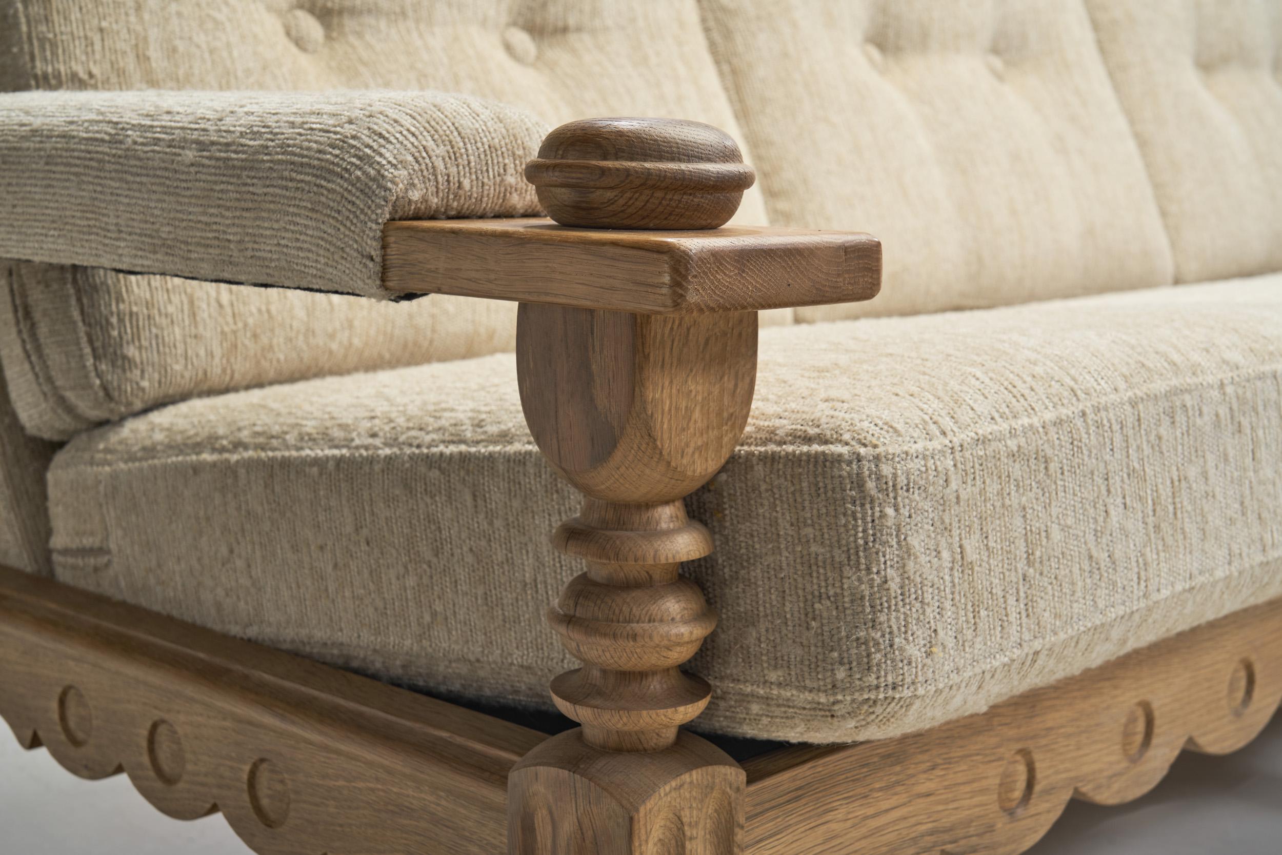 Canapé trois places avec cadre en Oak sculpté, Danemark ca 1960s en vente 2