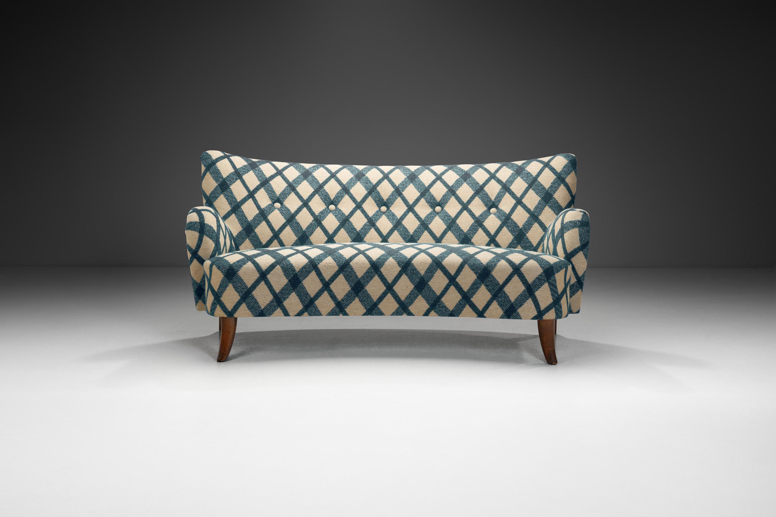 Sofá de tres plazas con botones acolchados y patas de abedul, Escandinavia S. XX Escandinavo moderno en venta