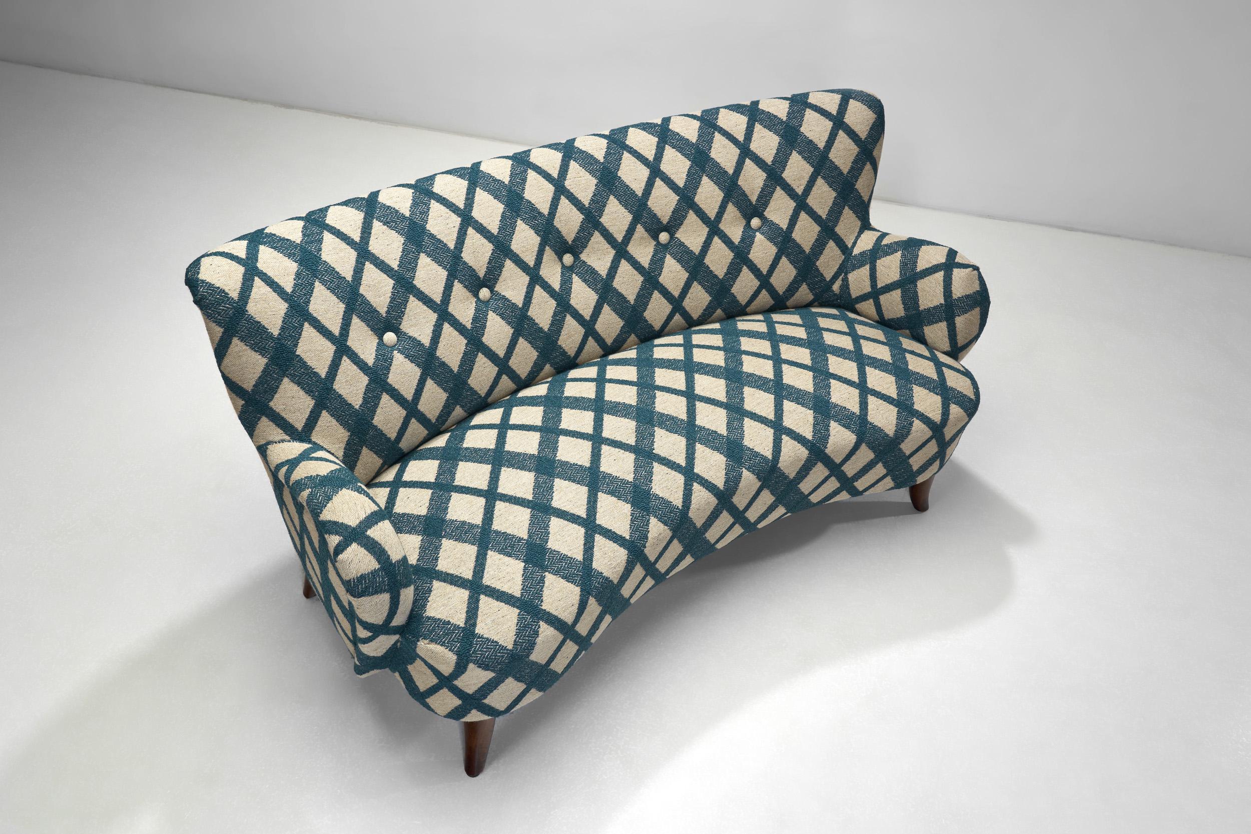 Sofá de tres plazas con botones acolchados y patas de abedul, Escandinavia S. XX Tela en venta