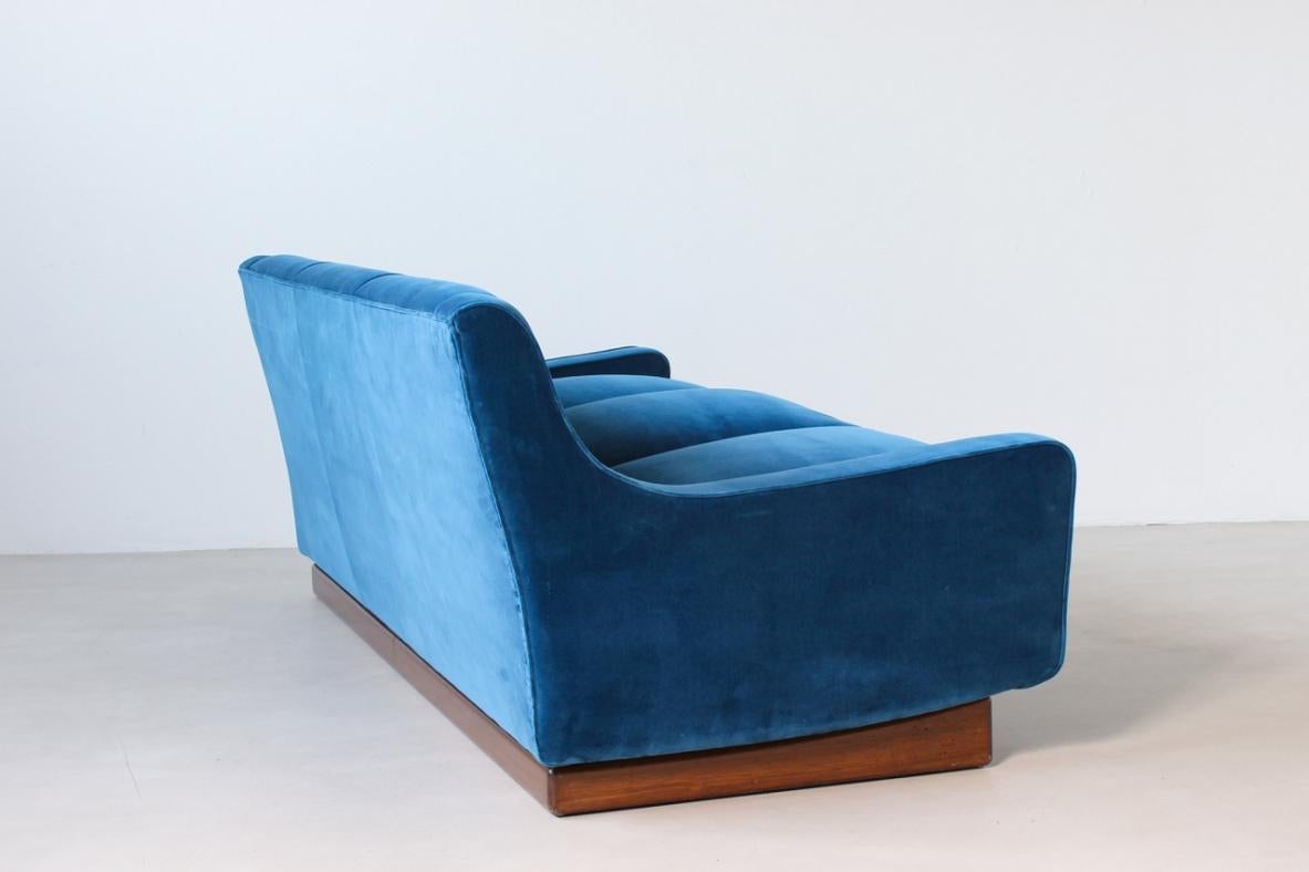 COD-Z123
Three-seater sofa with wooden base and fabric upholstery.

Italian manufacture, 1960's

220 x 90 x h 72 cm - h seat 50 cm