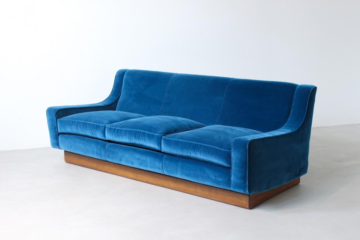 Mid-Century Modern Three-seater sofa with wooden base and velvet upholstery. For Sale